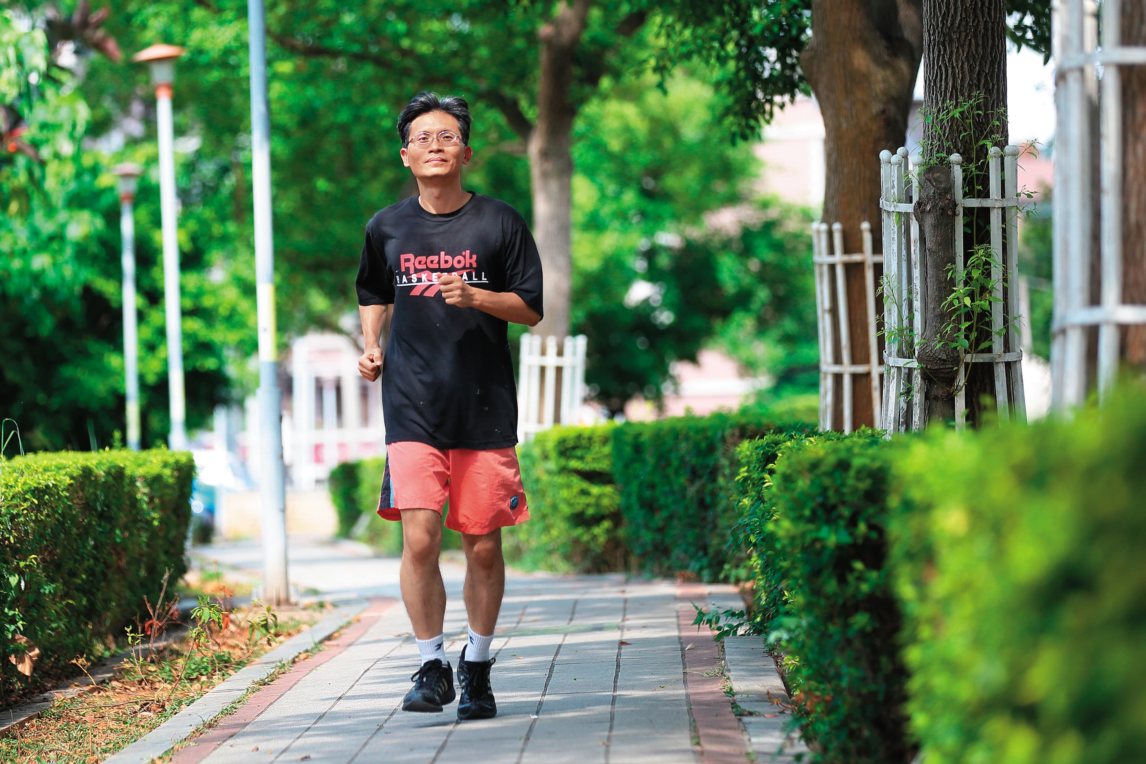 周文偉每天長跑6、7千公尺，買股票也是長抱多年、幾乎只買不賣。