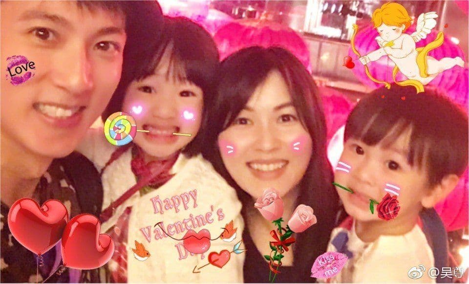 今年2月吳尊在微博po出一家四口合照,終於讓妻子的真面目曝光。(翻攝自吳尊微博)