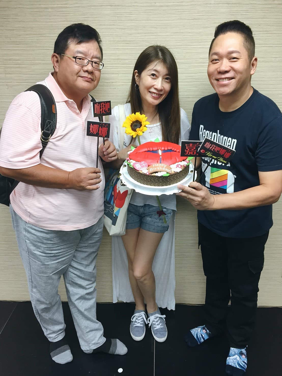 《吻我吧娜娜》導演梁志民、卜學亮與黃嘉千合照。(果陀劇場提供)