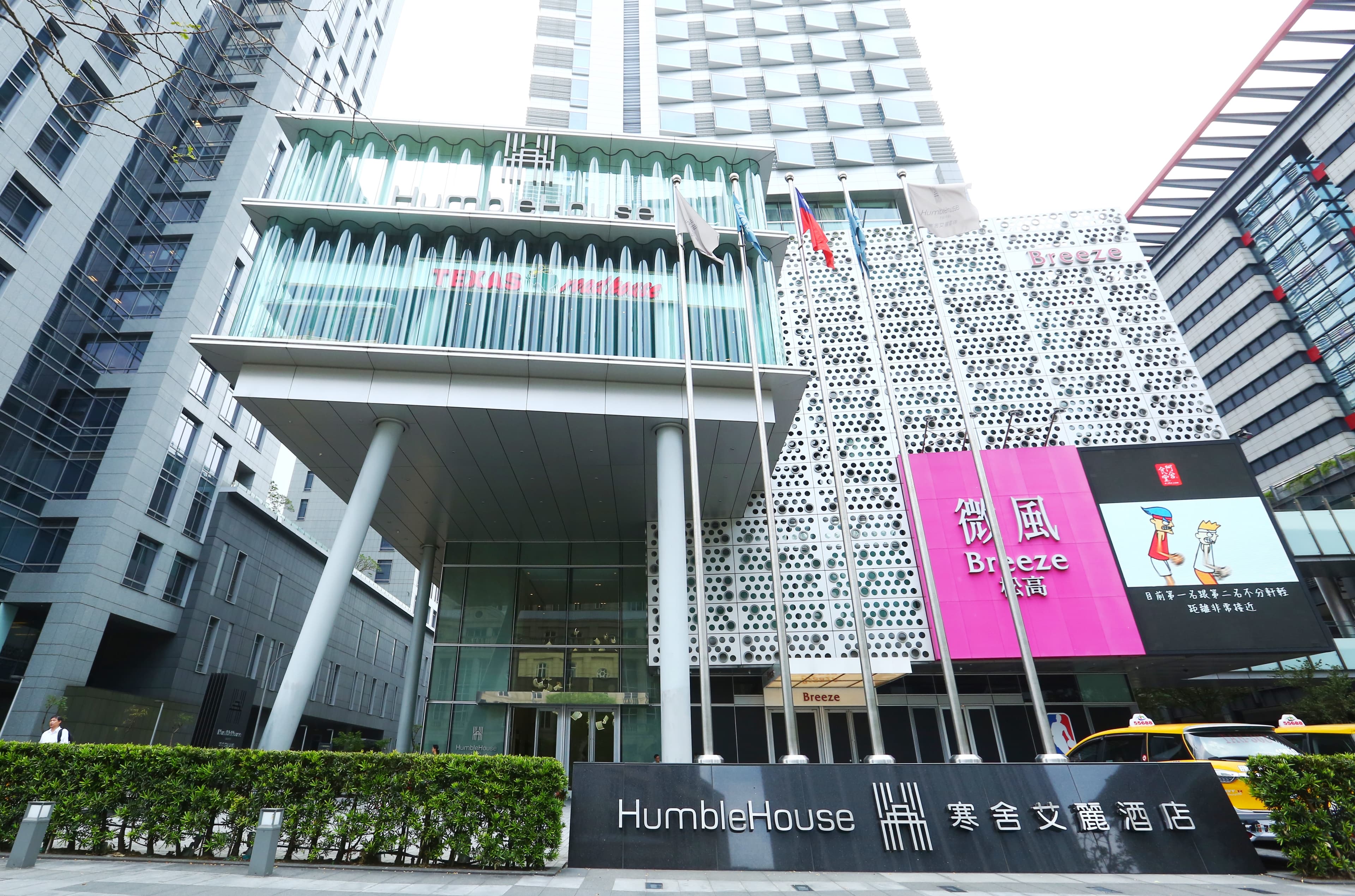 蔡辰洋對老婆相當呵護寵愛,還用賴英里的英文名Ellie為飯店命名。