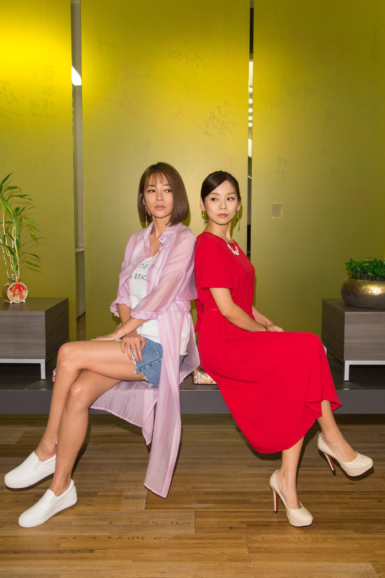 高宇蓁(左)與張靜之戲裡是正宮與小三的敵對關係。(三立提供)