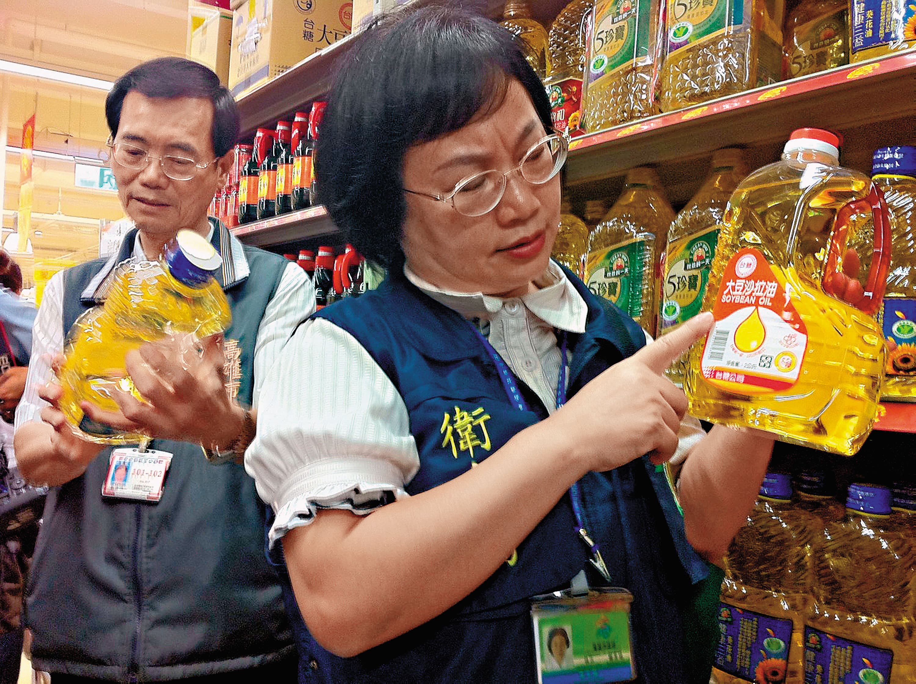 2013年台灣爆發油品風暴,衛生單位大規模清查,認為頂新集團油品也有問題。(中央社)