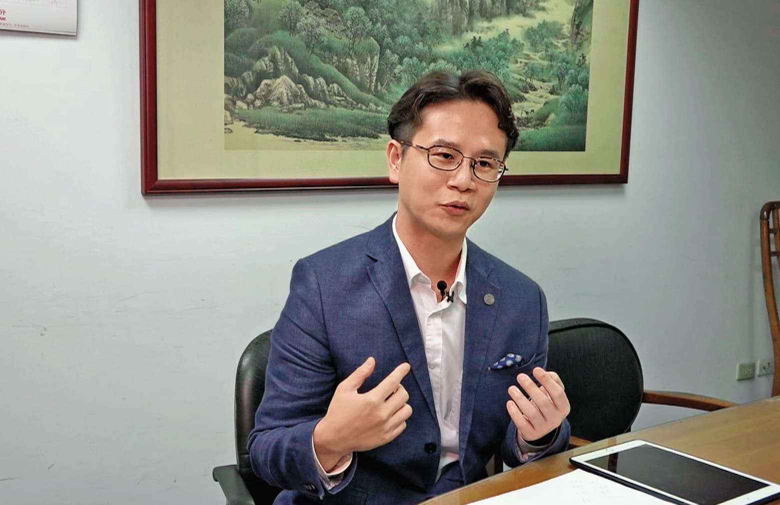 女作業員丈夫的律師沈靖家(圖)強調,涉嫌與女作業員偷情的科技大廠高層謝男,還與至少二名女作業員關係匪淺。