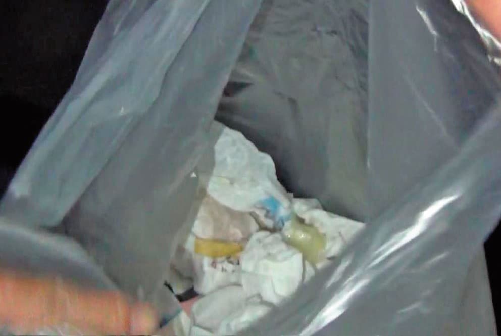 謝男與女作業員退房後,房間留有2個用過的保險套及大量衛生紙團。(讀者提供)
