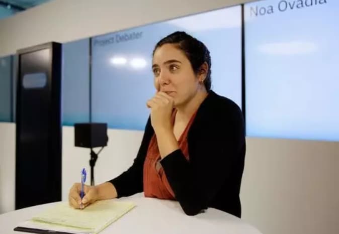 Noa Ovadia 在為辯駁 Project Debater 做記錄和準備。(圖片來源:AP Photo/Eric Risberg)