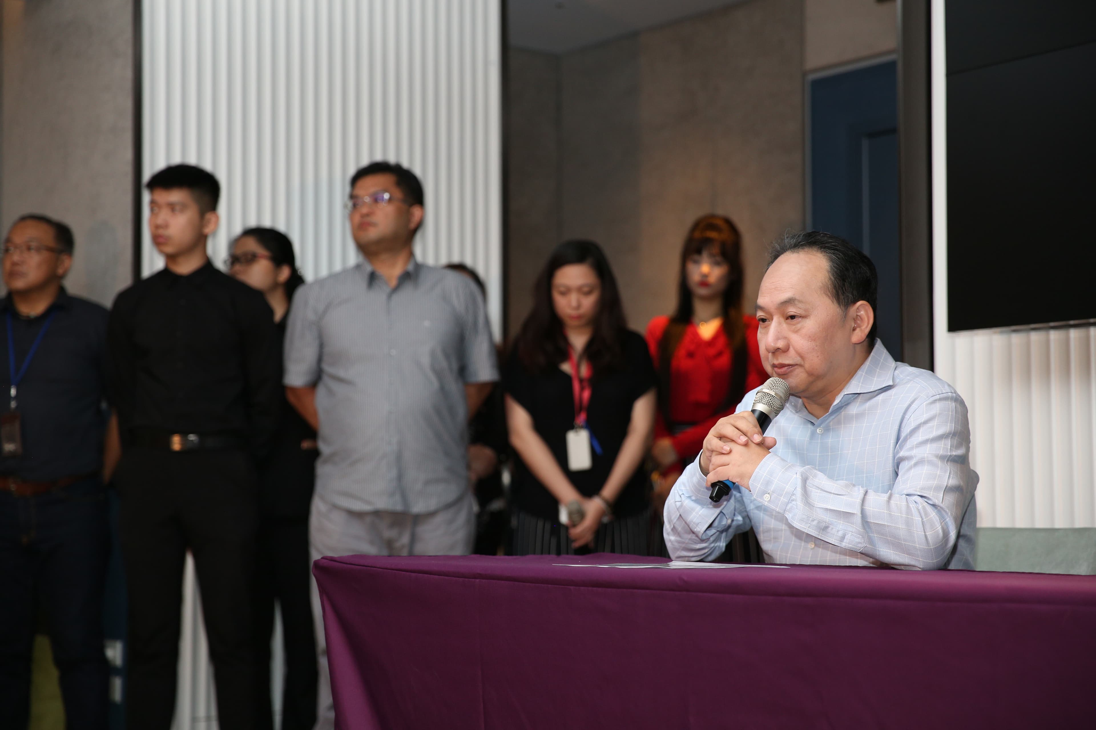 美麗新娛樂董事長黃世杰也出面召開記者會。