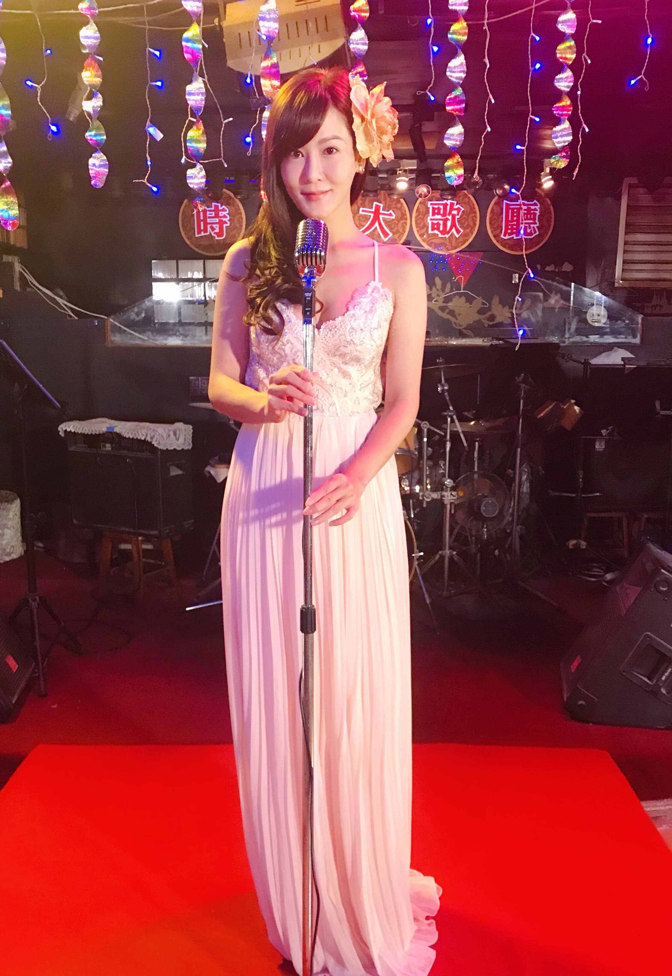 邱琦雯在《大時代》中首次穿上性感歌女戲服。（艾迪昇傳播提供）