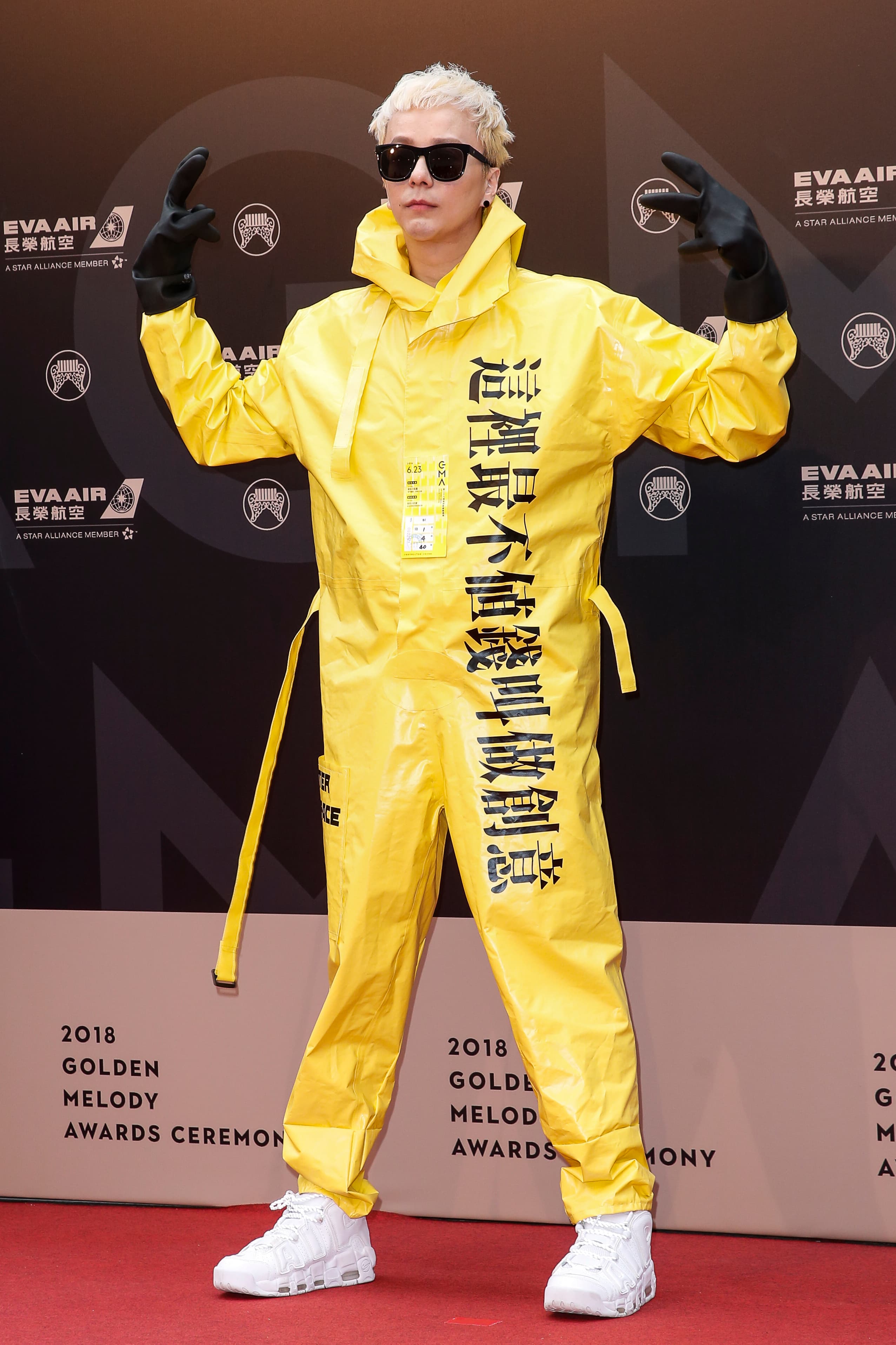 廖人帥在紅毯的衣服就已經火力十足,把他去年嗆金曲的名言寫在身上。