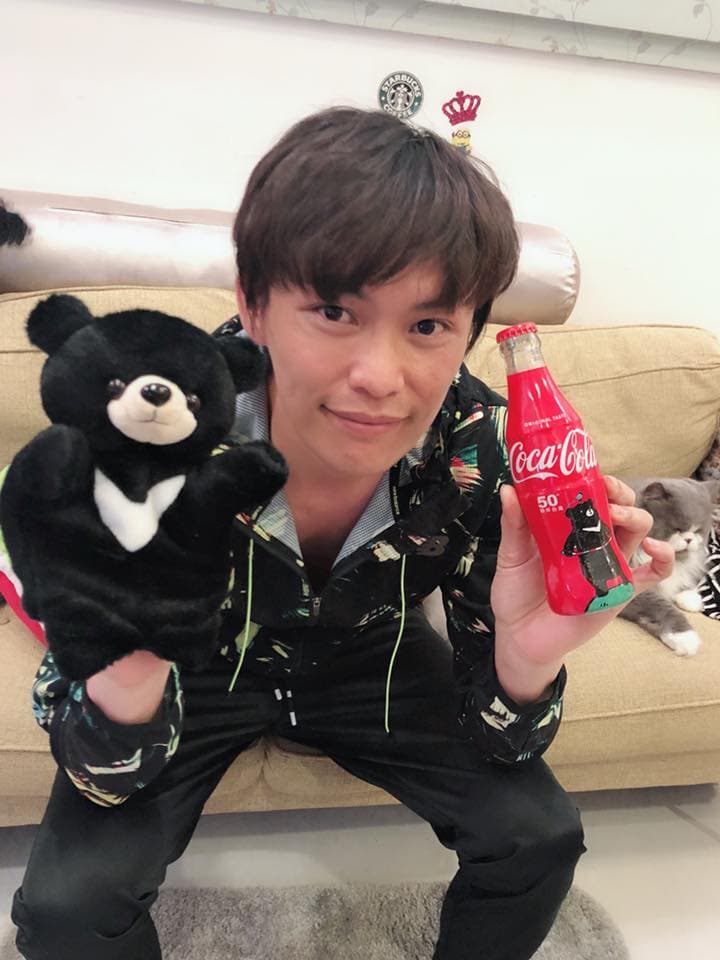 黃鐙輝主持《食尚玩家》5年,疑似因老婆與「長榮」發生糾紛而丟了主持棒。(翻攝自黃鐙輝臉書)