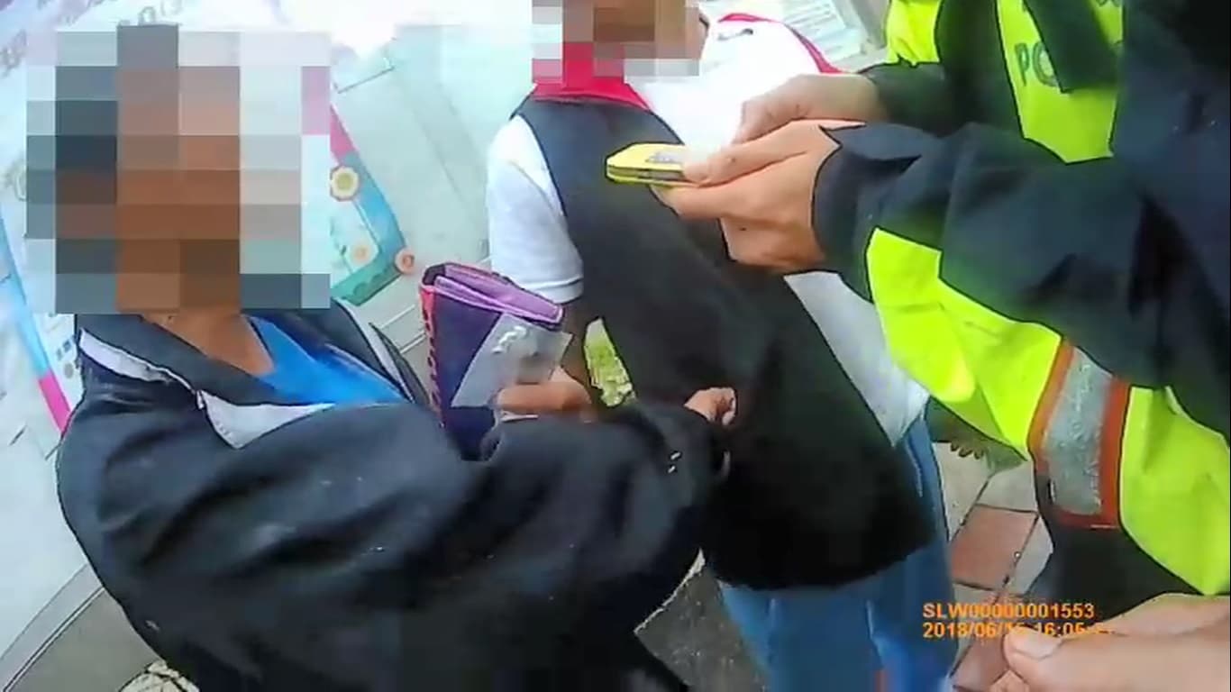 黃女在男友入獄前,還不忘從他口袋中拿走菸盒。(翻攝畫面)
