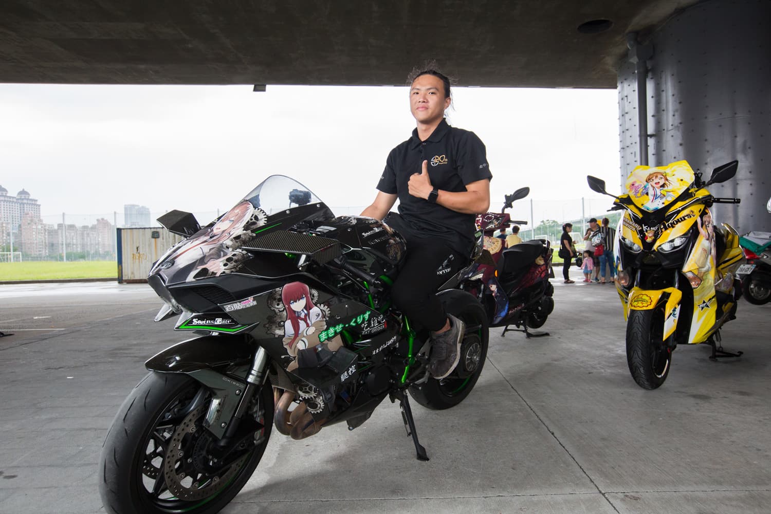 墮羽淜有兩台痛車,這次到場的是售價128萬的KAWASAKI H2。