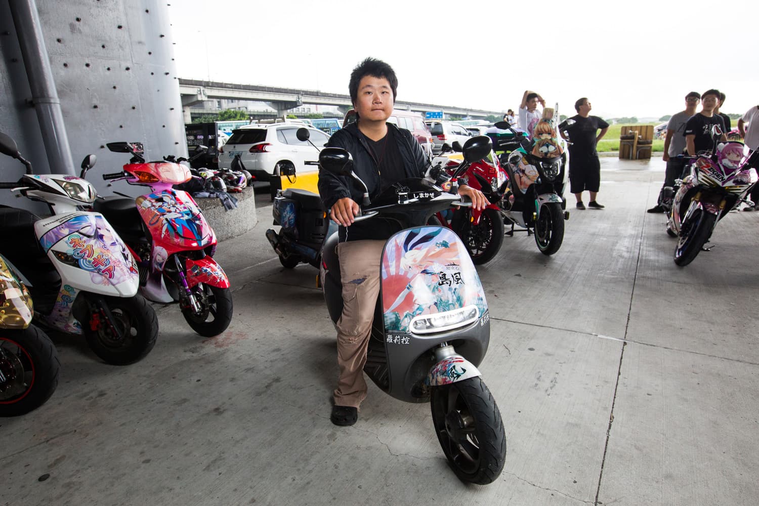 痛車車主闕維宏與他的Gogoro愛車。