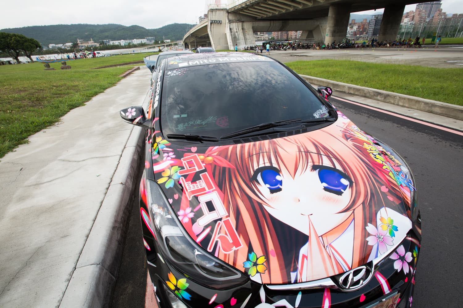 阿杰痛車的角色幾乎布滿整車,引擎蓋用大面積的圖案覆蓋。