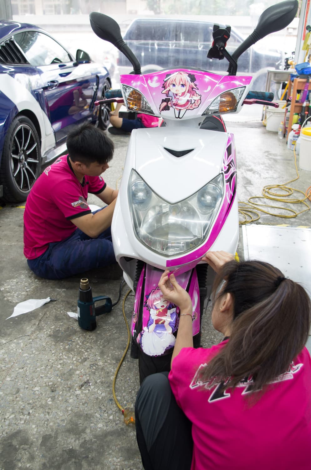 機車全車彩貼大約會花上六到八小時,幾乎是一整天工時;如果兩位師傅一同施工可稍微縮短工時。