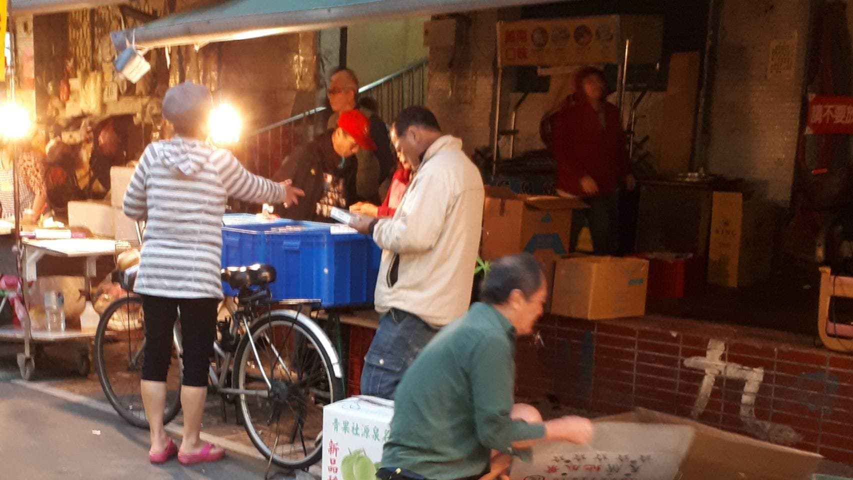 台北市萬華區雙和市場內,每天傍晚都有1對男女大剌剌擺攤賣私菸。