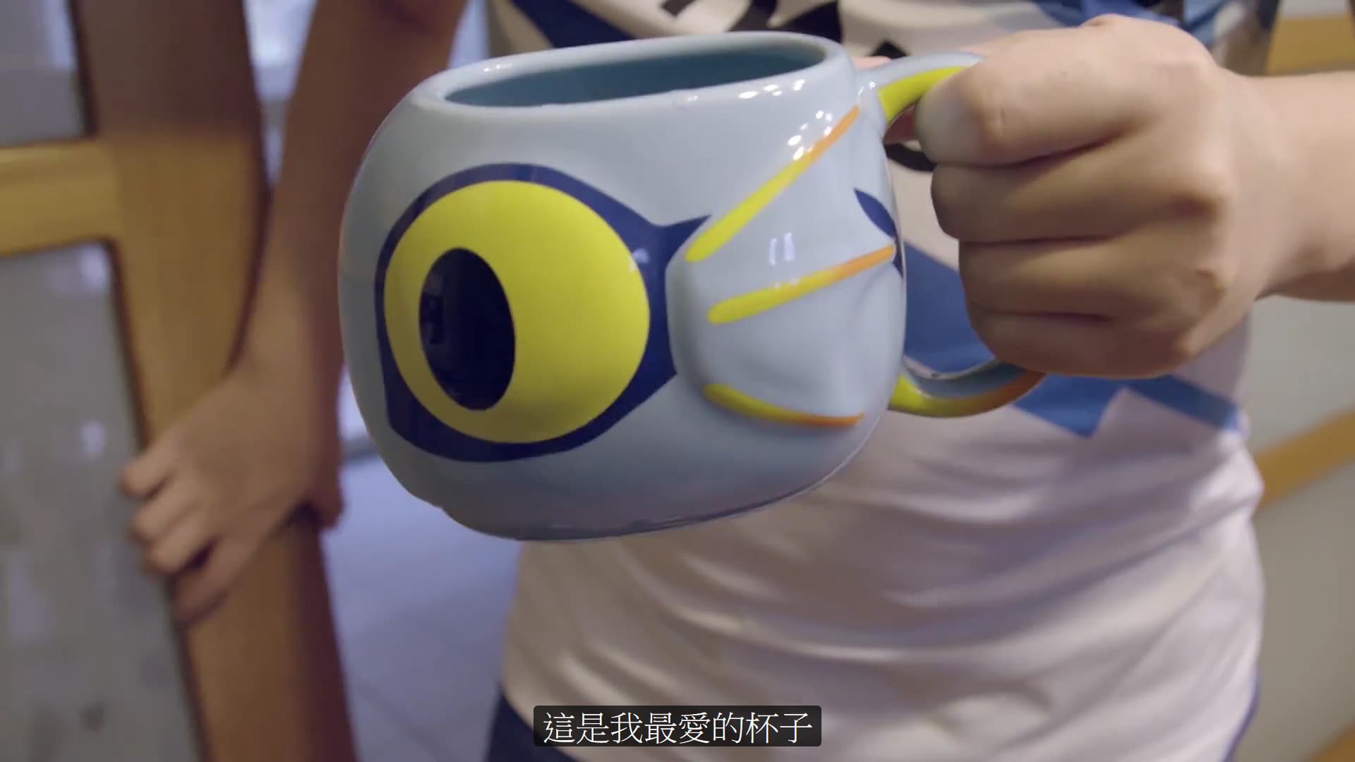 影片中,大哥秀了一下他最愛的魚人杯。(翻攝自「HCT英雄之旅」紀錄片)