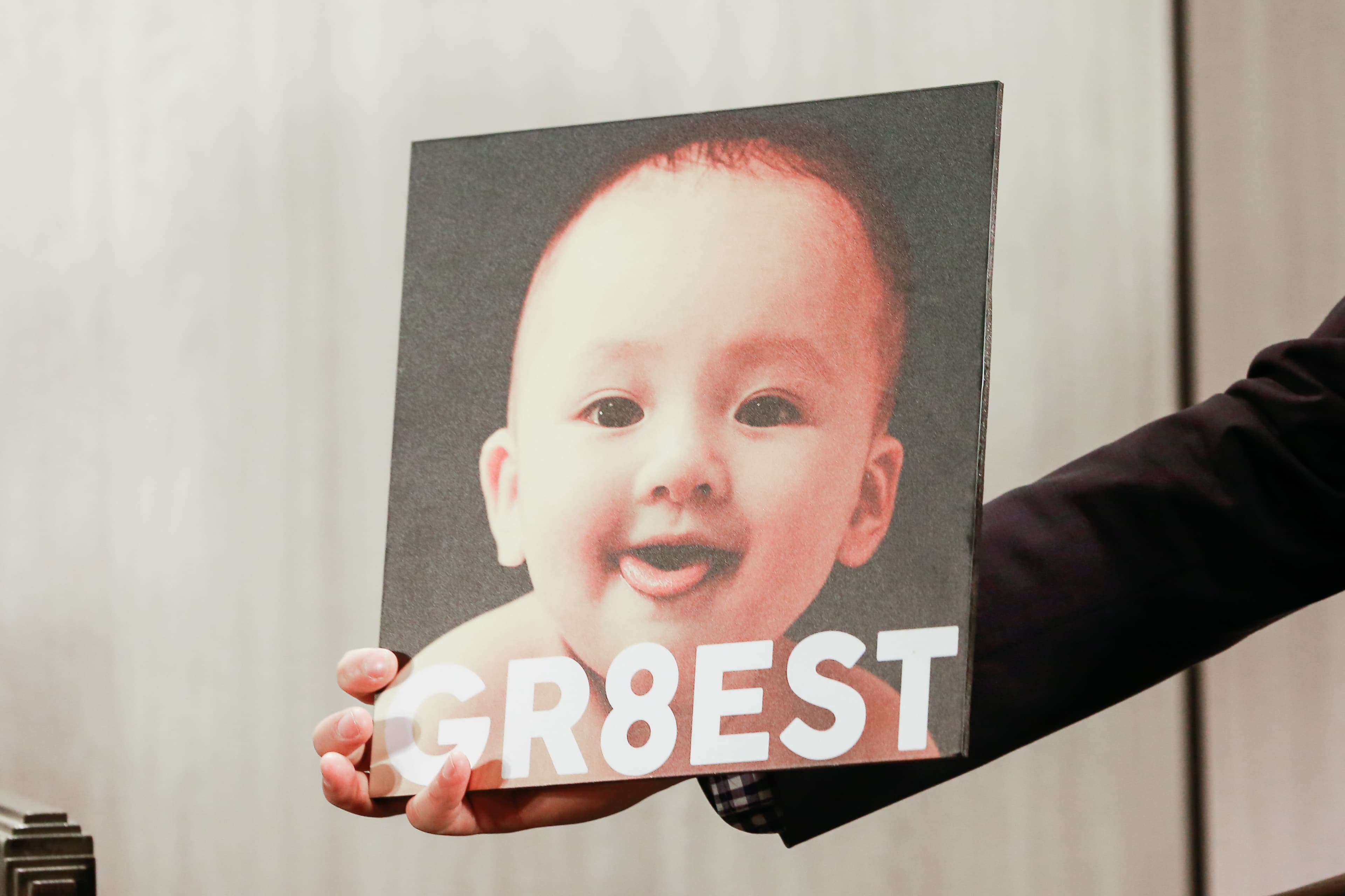 「GR8EST BABY」是根據關8成員們嬰兒時的照片,計算出五官平均值合成而成。