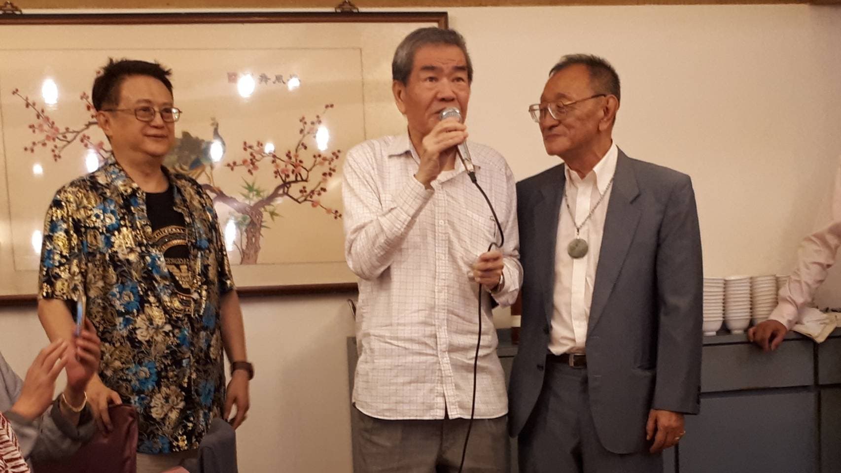 前竹聯幫幫主趙爾文(中)30日出席董念台的婚宴,並祝董早生貴子。