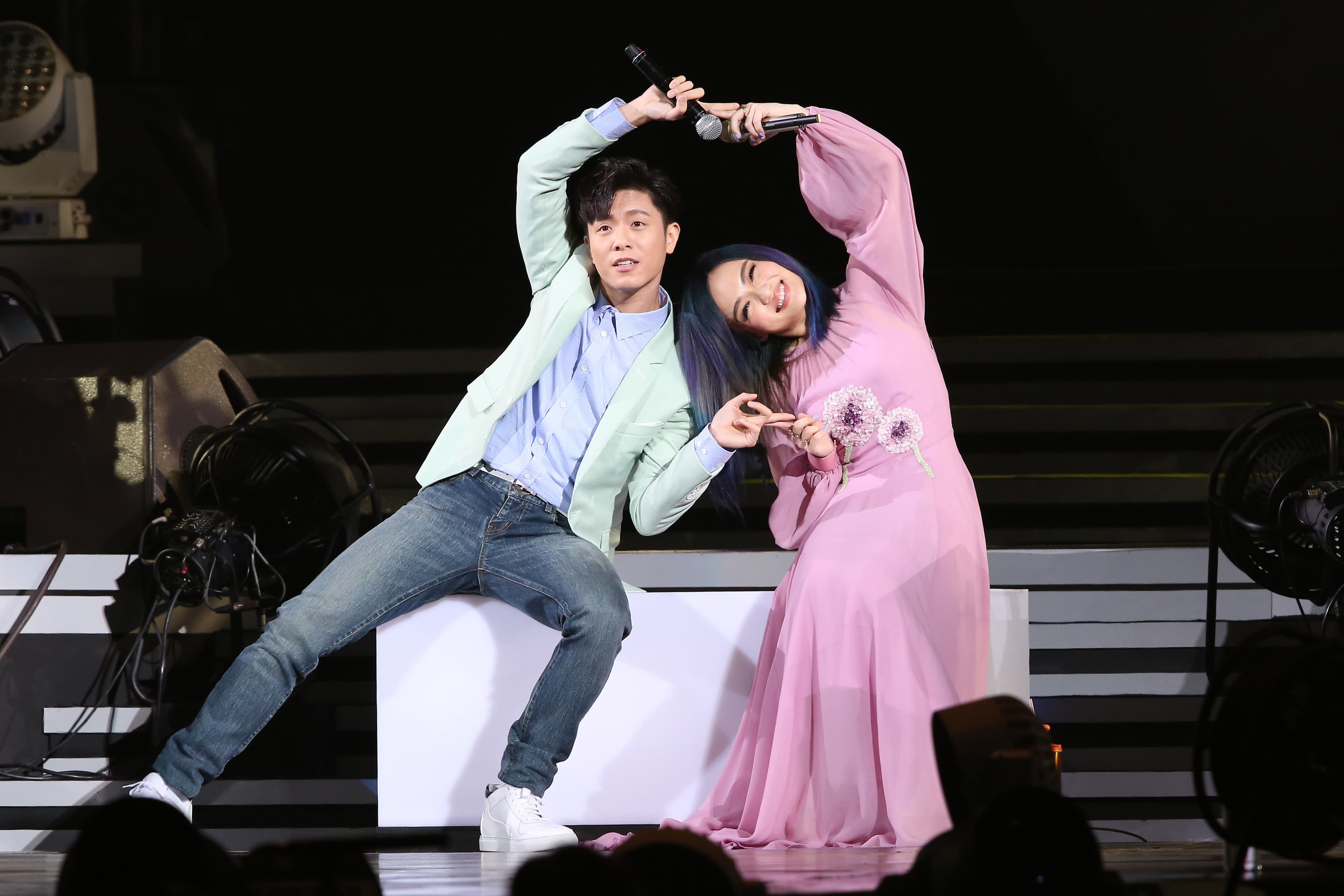 星光幫出身的徐佳瑩(右),演藝之路一帆風順,曾在演唱會「是日救星」邀請韋禮安擔任嘉賓。