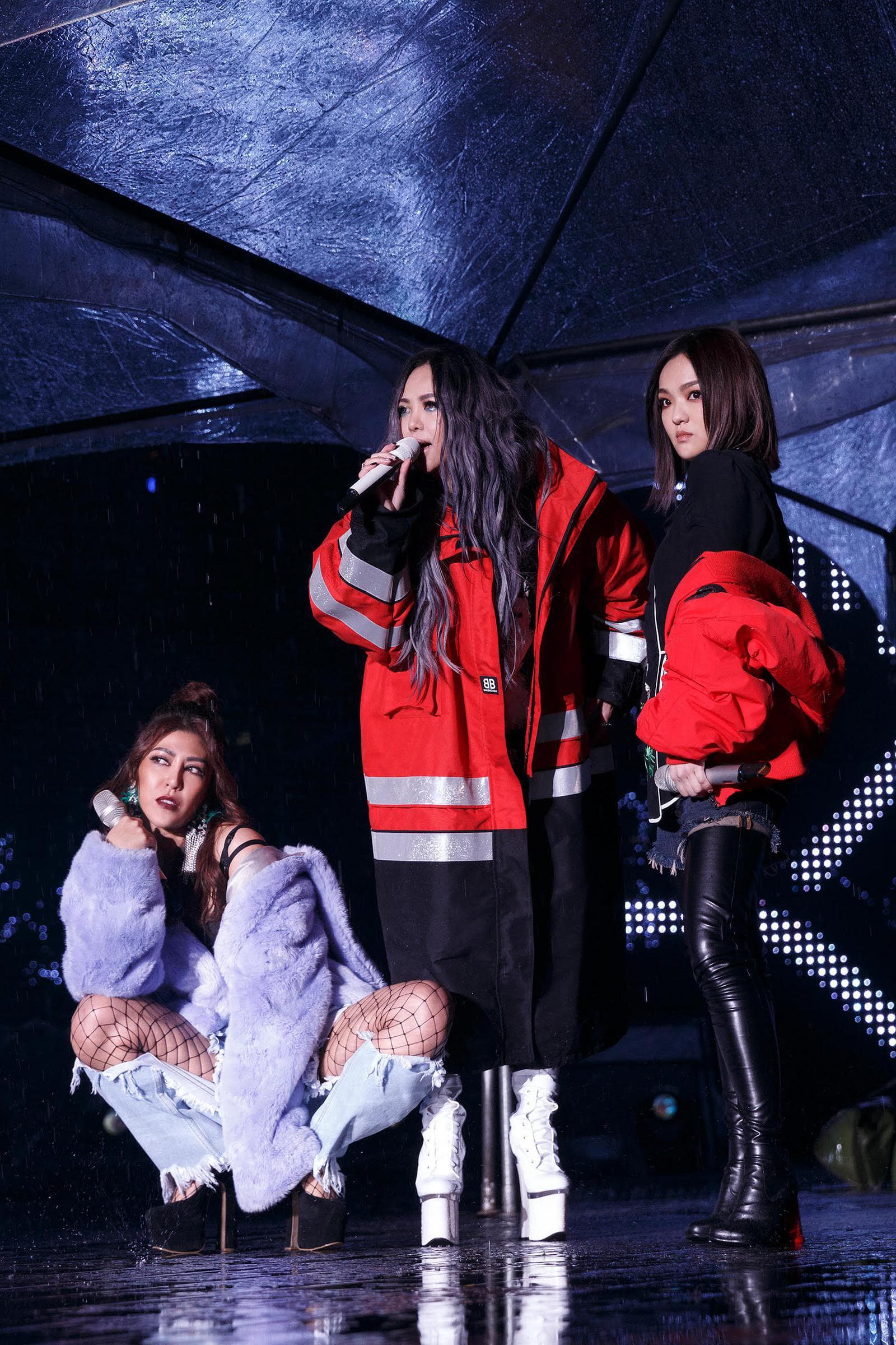 阿妹(中)新歌演唱會,邀到聯手創作及演唱〈傲嬌〉的艾怡良(左)、徐佳瑩一起造勢。(環球提供)