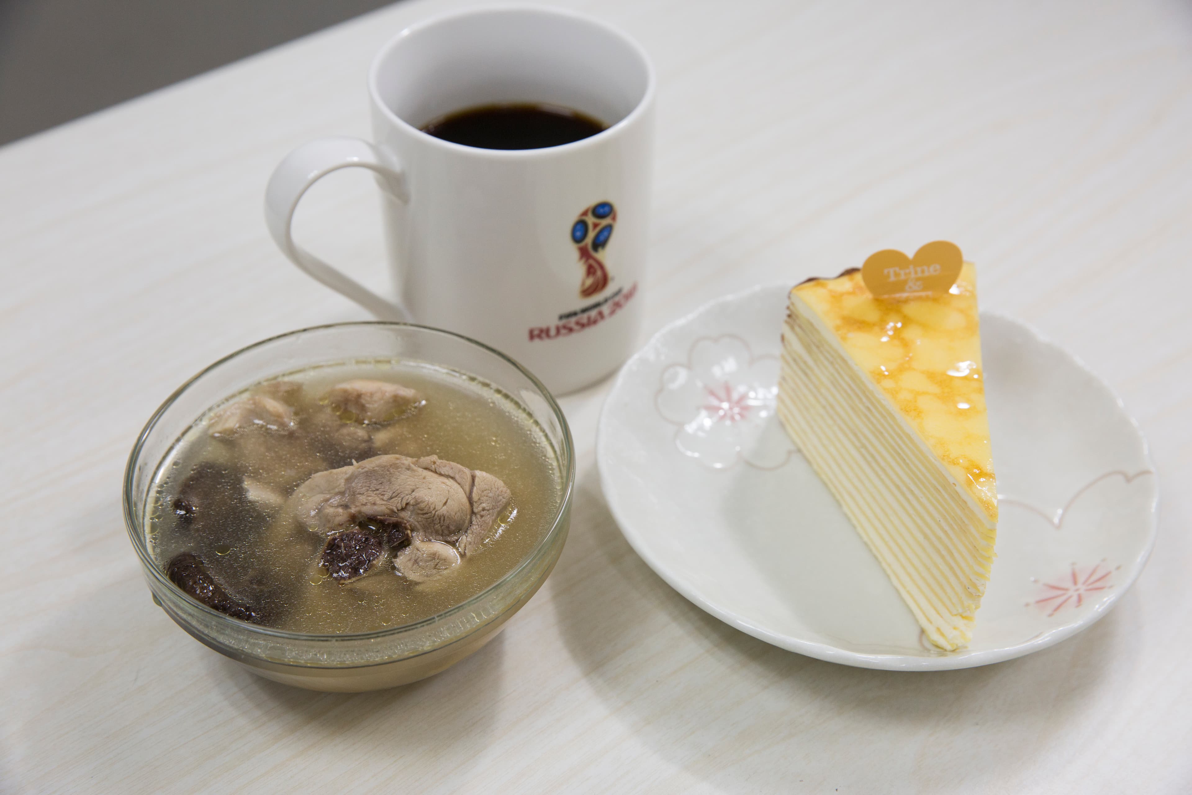 潘秀雲的午餐滿有個性的,她常一碗雞湯,飯後配甜點和黑咖啡。