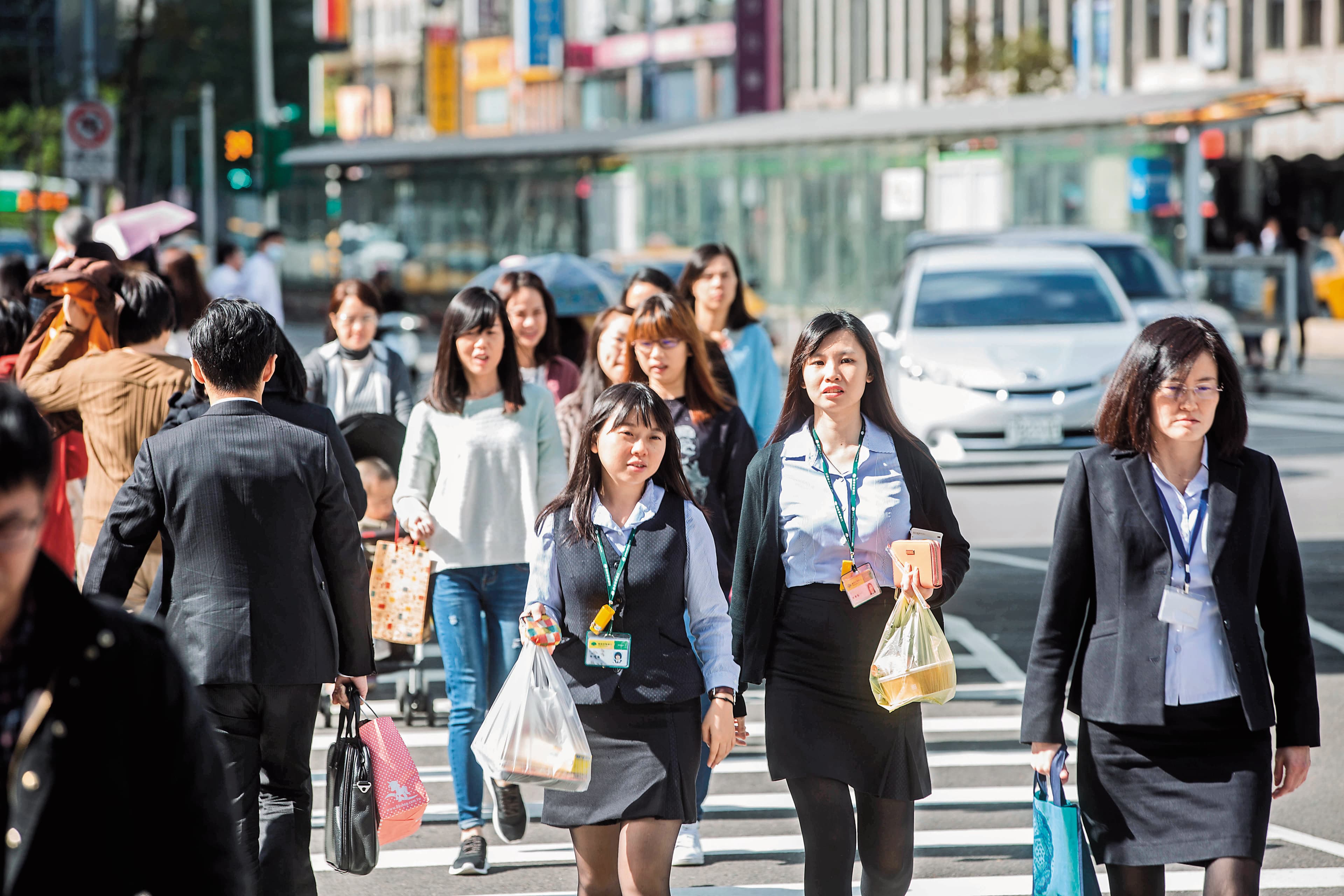 目前僅45萬餘名勞工參與自提，自提率6.8％，受惠勞退基金收益率提高，近年有增加趨勢。