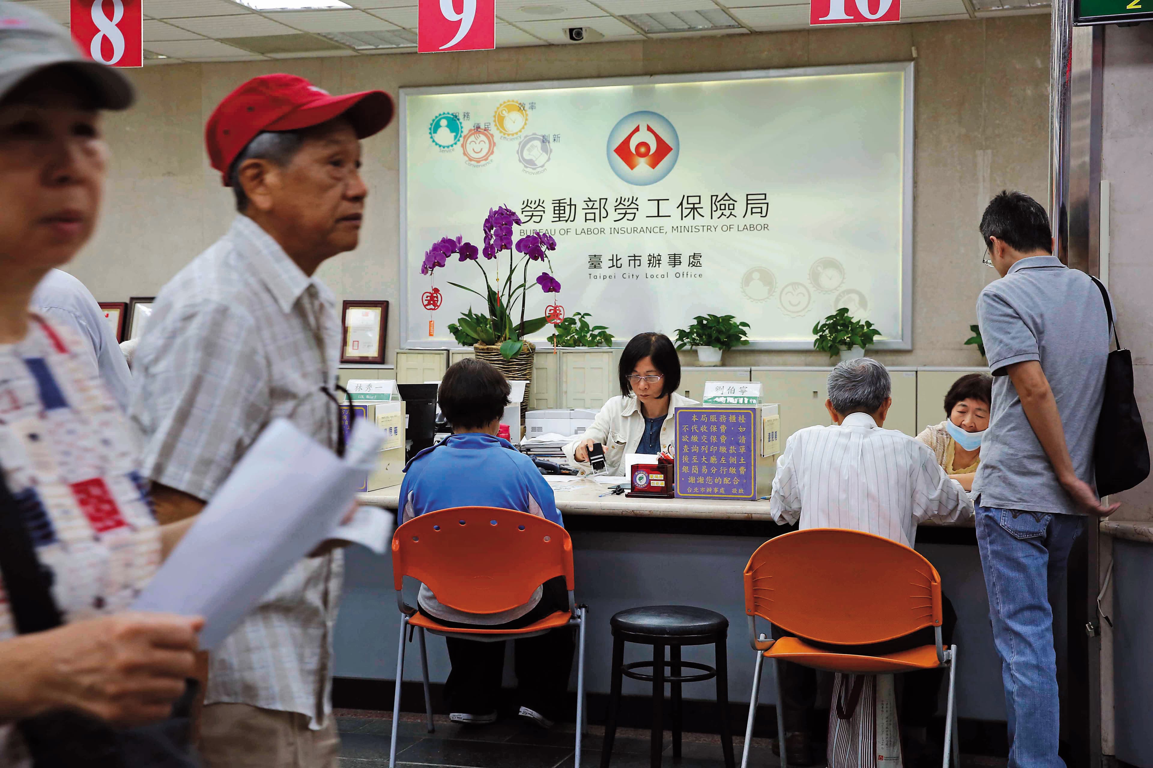 新制勞退金和勞保老年給付都是跟勞保局辦理請領，當心沒搞清楚會讓退休權益受損。