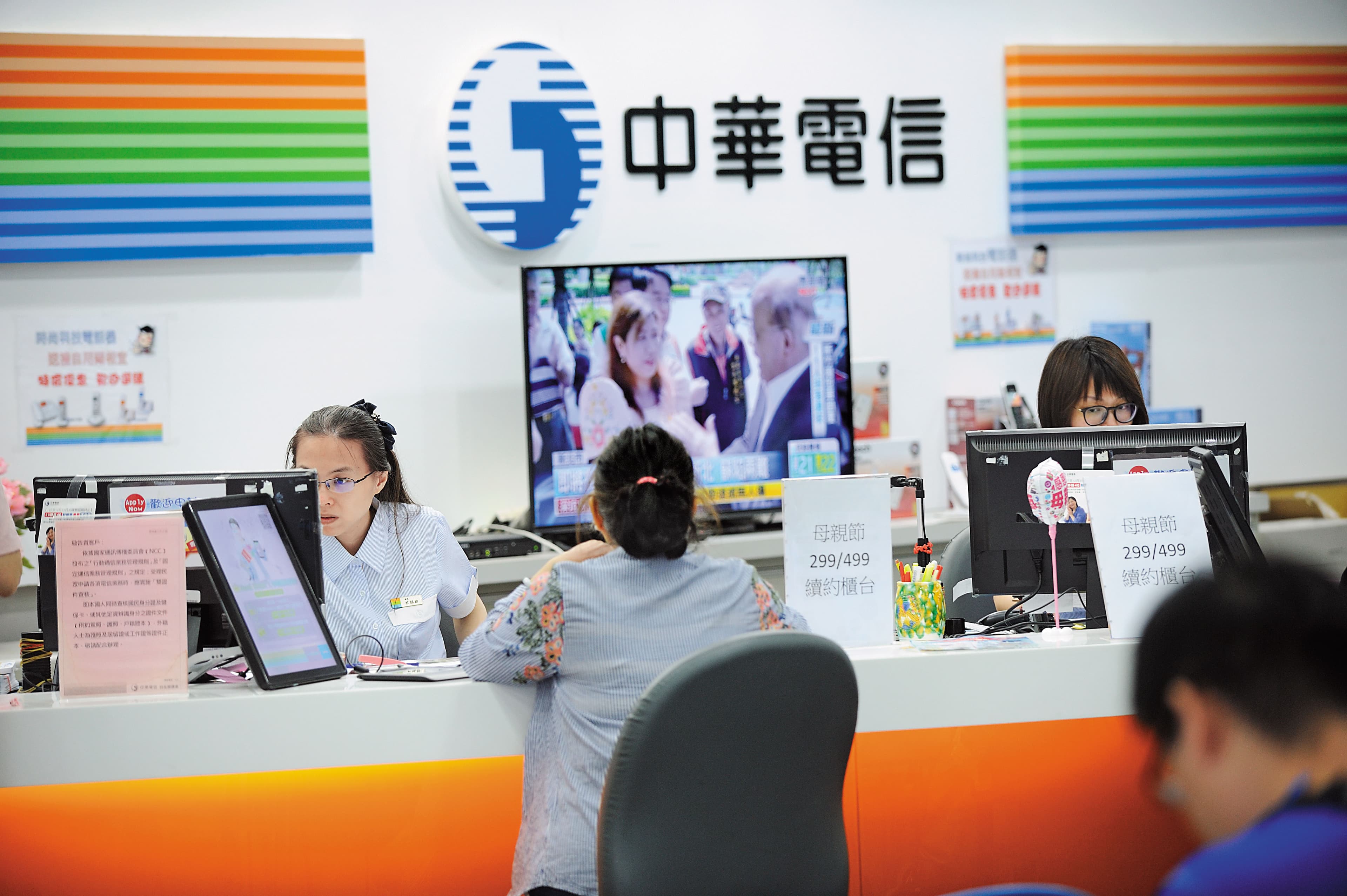 掀起「499之亂」的電信股,雖然股價偏高,但勝在配息穩定。