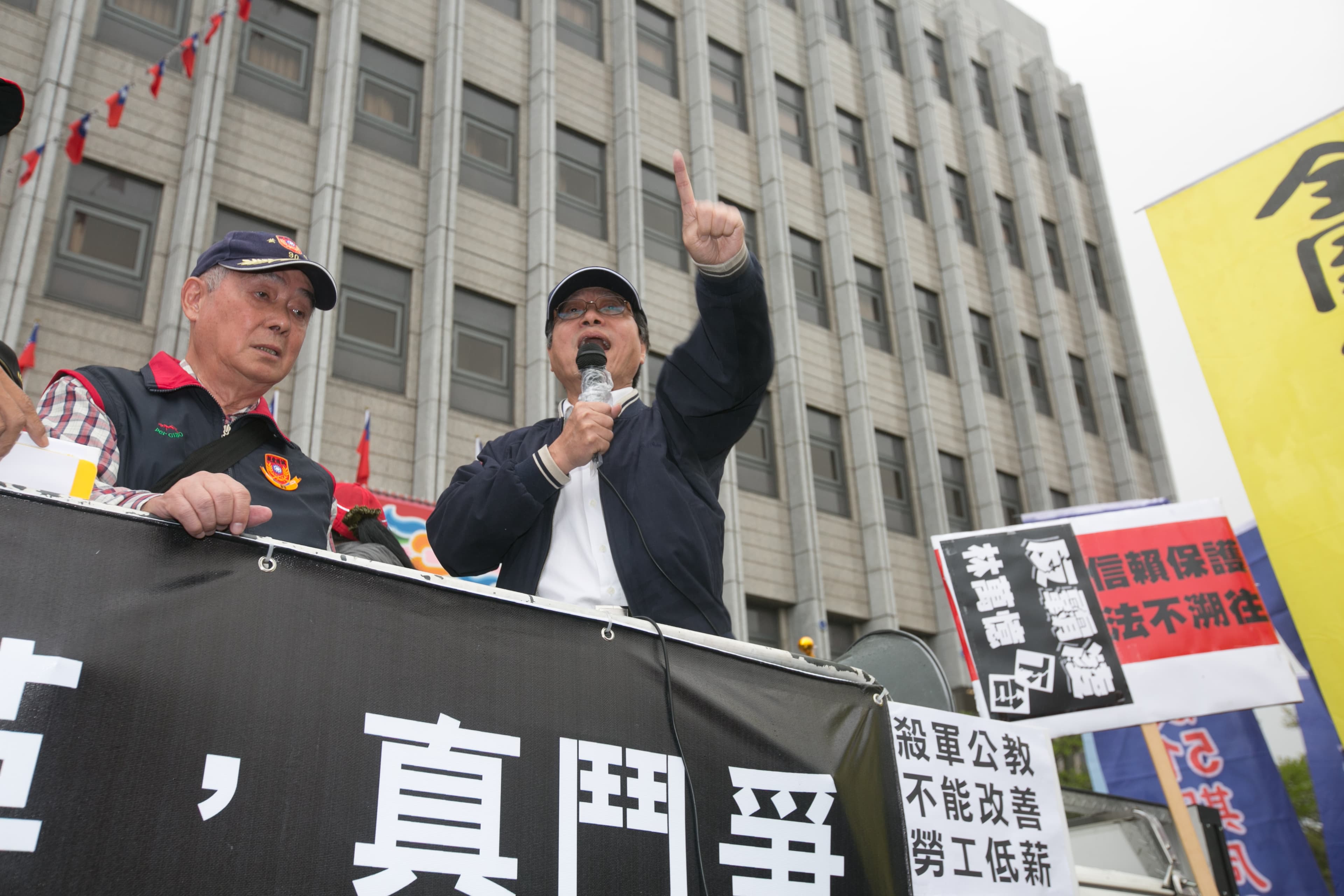 李來希(中)不滿軍公教年改,他在臉書反問副總統及林萬億,「這樣子的砍法,也要感恩嗎?」(圖為本刊資料照)