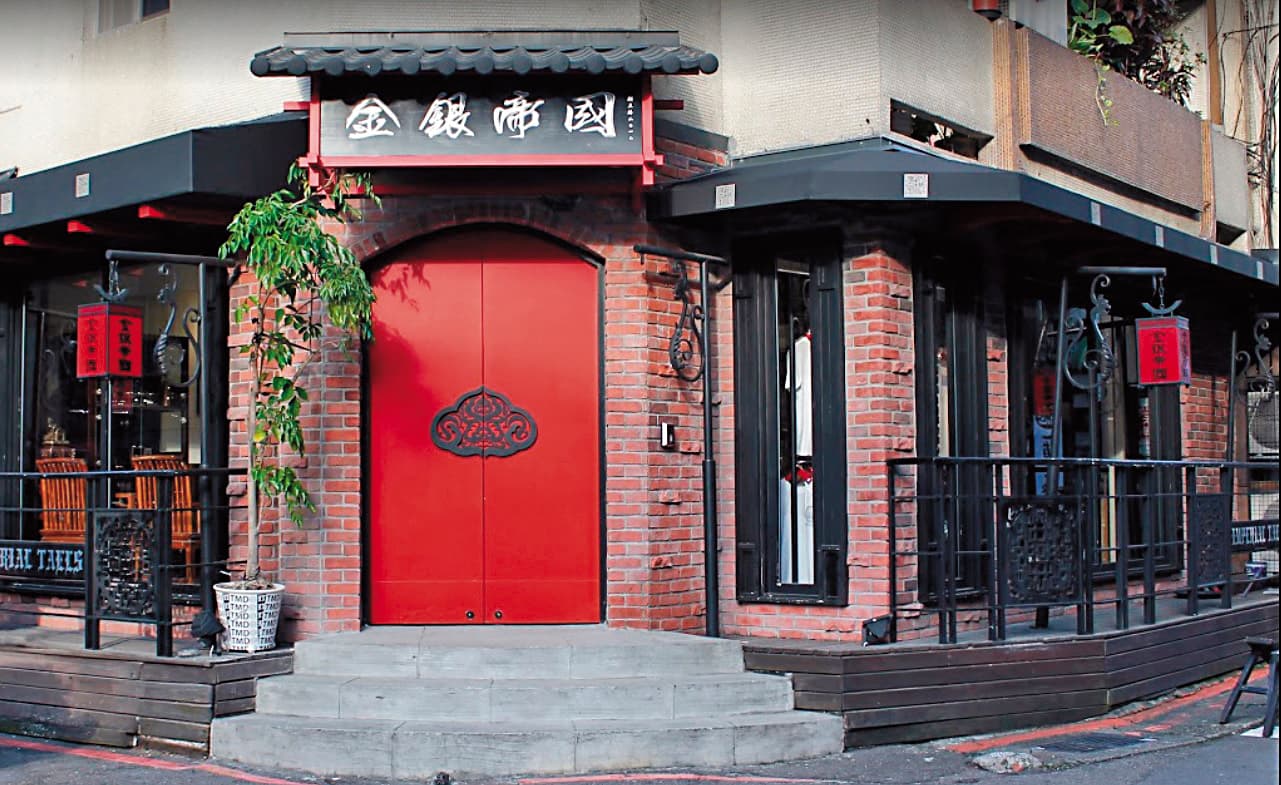 「金銀帝國」從東區後巷的2樓,搬到坪數較小的1樓店面,但該店面日前已關門休業。(翻攝自金銀帝國粉絲專頁)