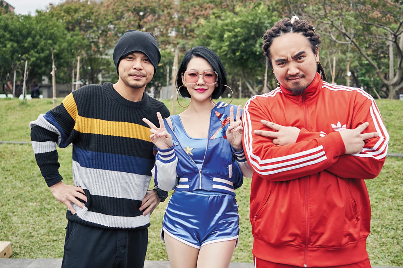 〈早晨瑜伽〉有小S(中)合唱,MV導演是黃明志(左),這種看似奇特卻毫無違合感的組合,真的是跌破眼鏡。(索尼音樂提供)