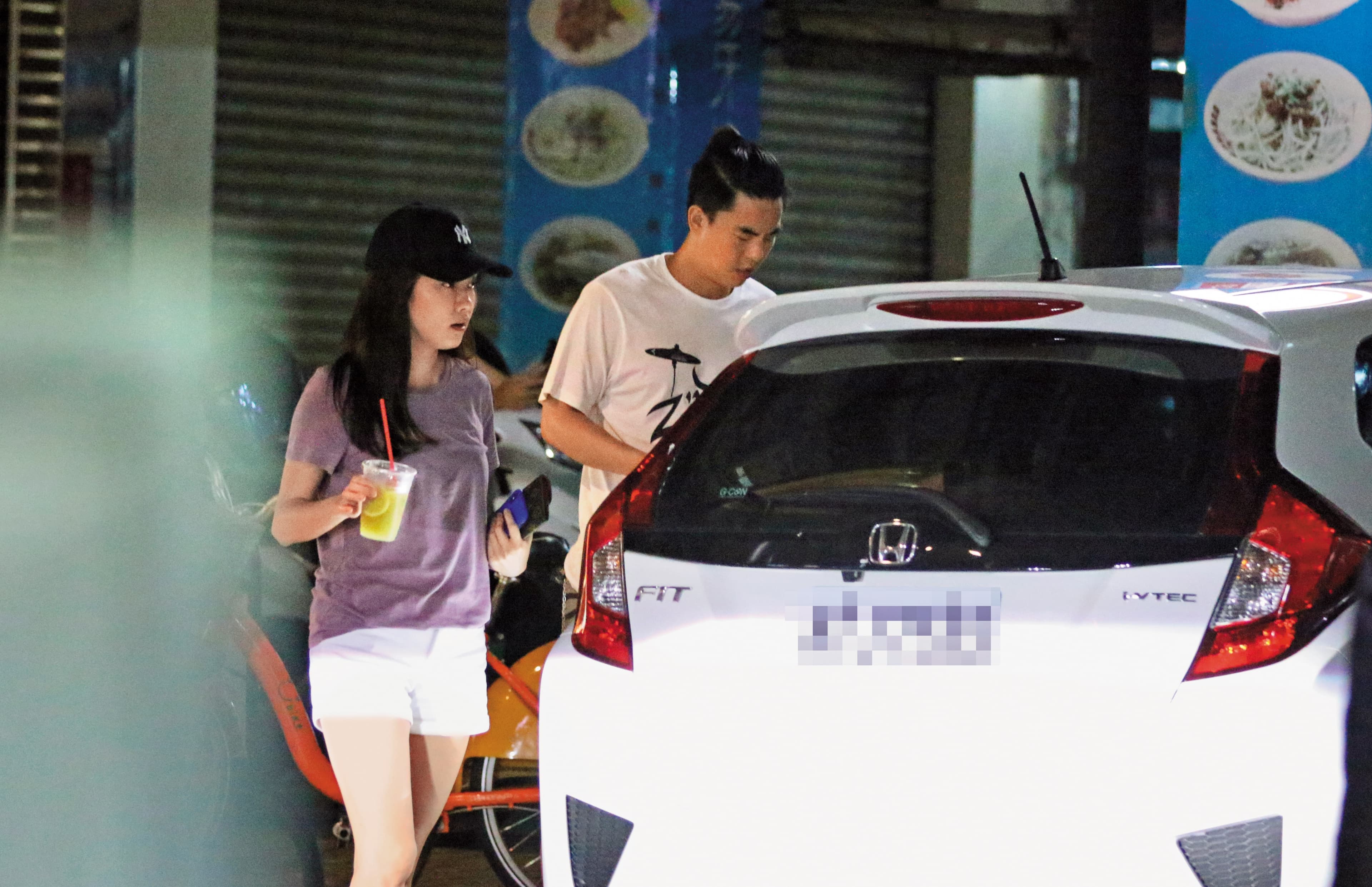 6月25日21:16柯有倫與女友飯後搭上白色座車離開，柯有倫逕自上車、沒有體貼地幫女友開車門，互動已經像是老夫老妻。
