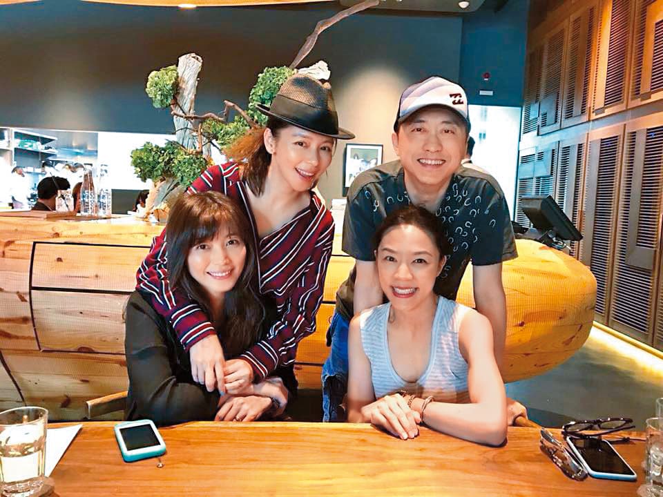 哈林(右後)跟張嘉欣(右前)難得同框,出席徐若瑄(左後)的局。可見他們已經以夫妻之姿展開對外的社交生活。(翻攝自徐若瑄粉專)