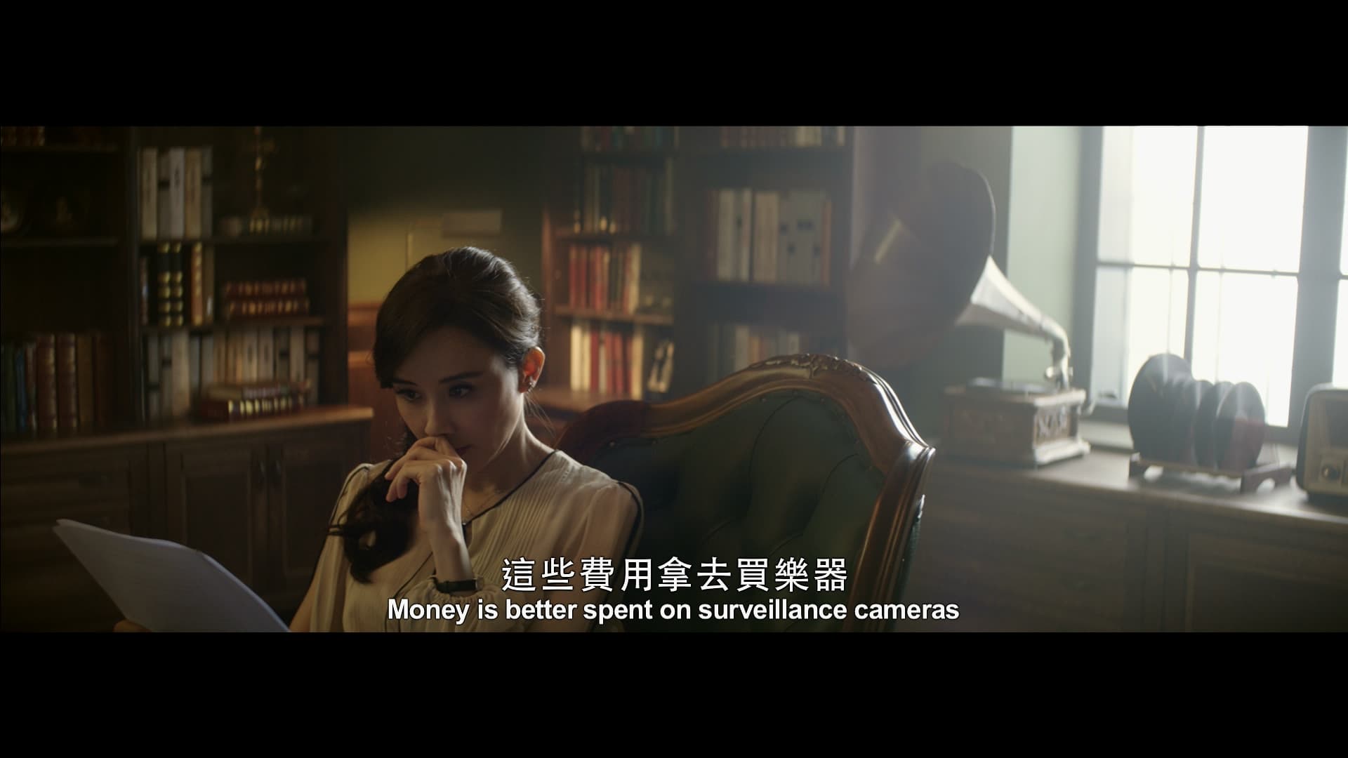 久未在台灣有新作的蕭薔也特別客串演出典獄長一角,依舊美艷動人。(文達文創提供)