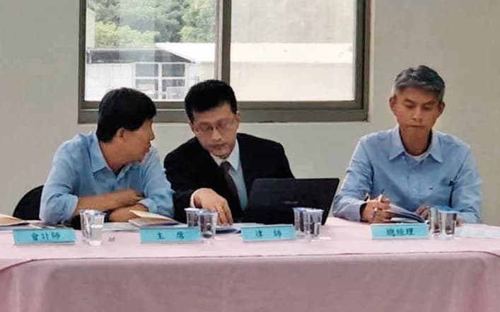 群豐召開股東常會，由董事長卓恩民（左）主持，股東忿忿不平，質疑經營不善。