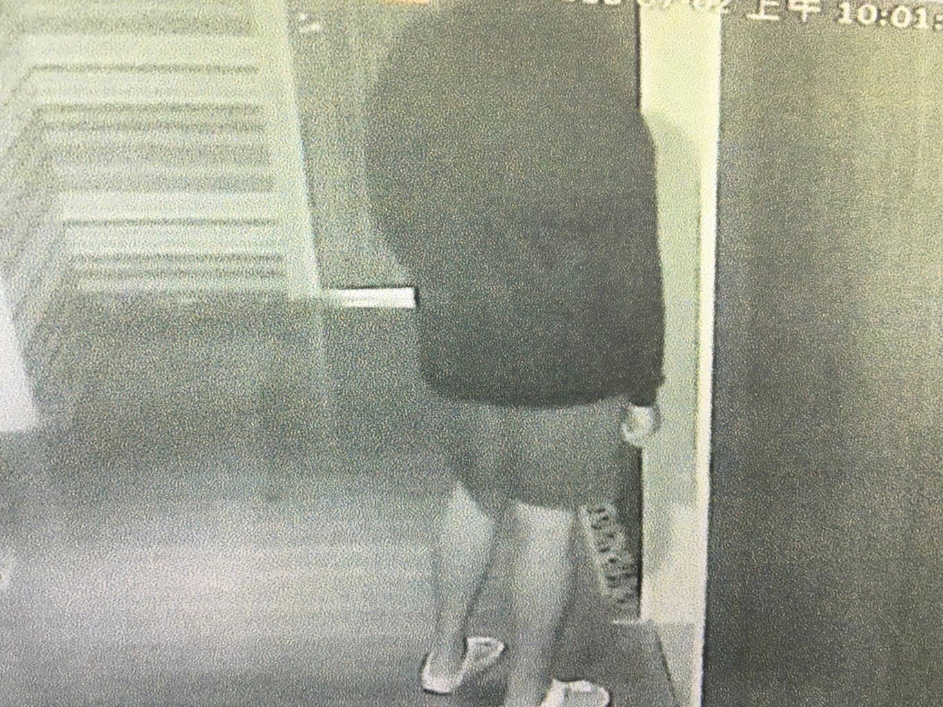 黃姓嫌犯與泰女發生一夜情後,又於返回持電擊棒恐嚇搶劫。(翻攝畫面)