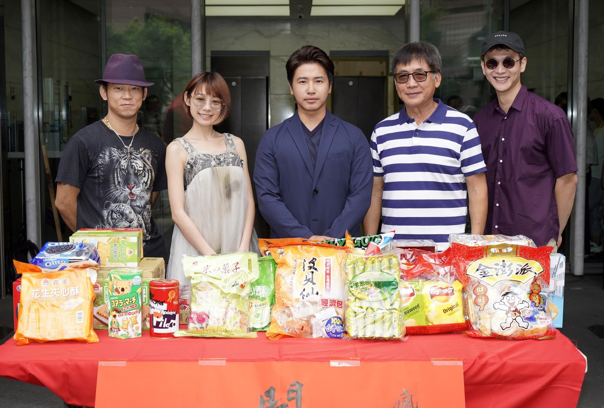 《瘋狂電視台》主要演員顏正國(左起)、林明禎、歐漢聲、梁修身與劉冠廷等參加開鏡祈福儀式,電影也將搶攻明年農曆春節賀歲檔。(瘋狂秀提供)