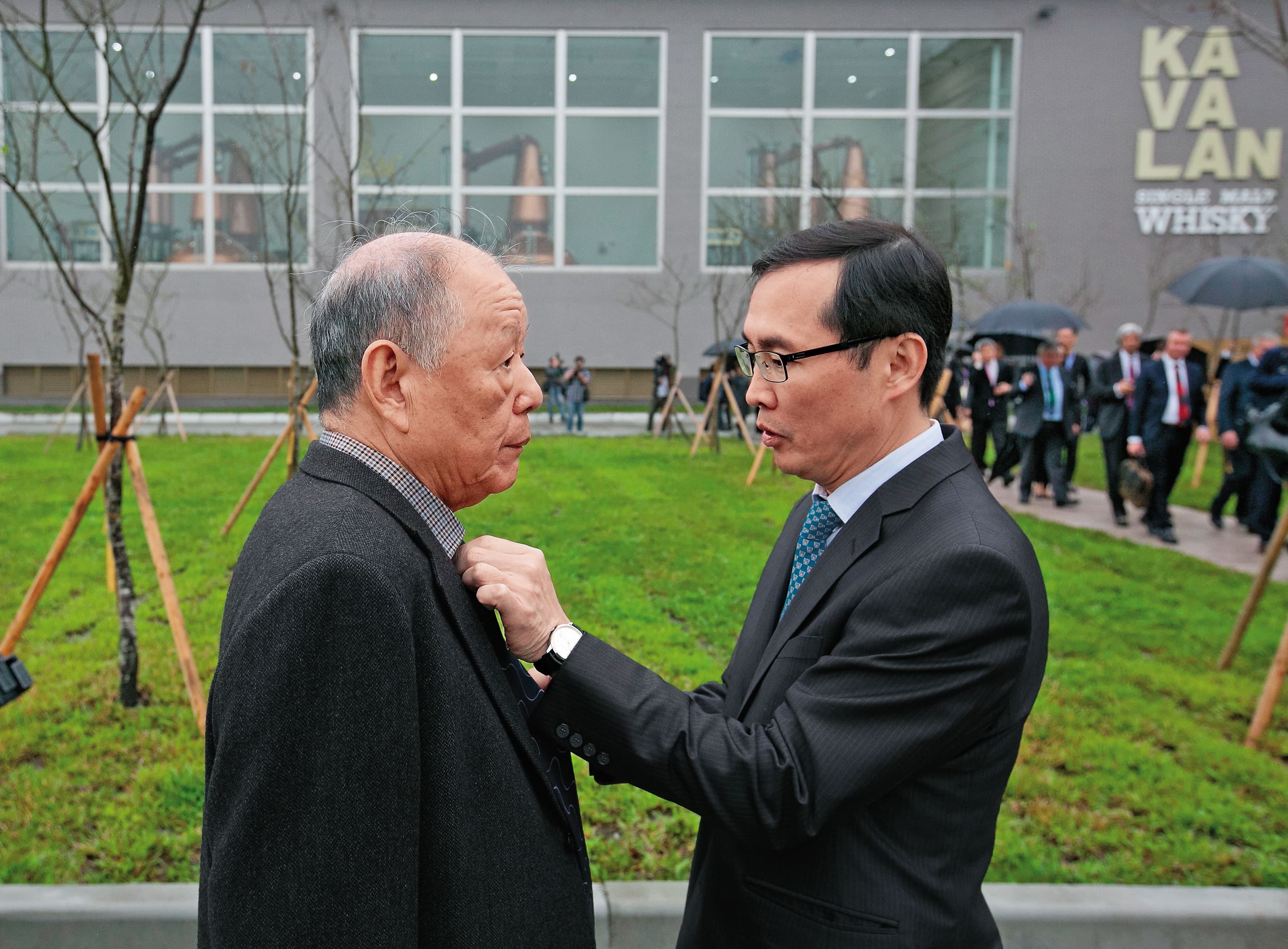 李玉鼎(右)把父親李添財(左)當榜樣,本刊捕捉到父子溫馨互動。