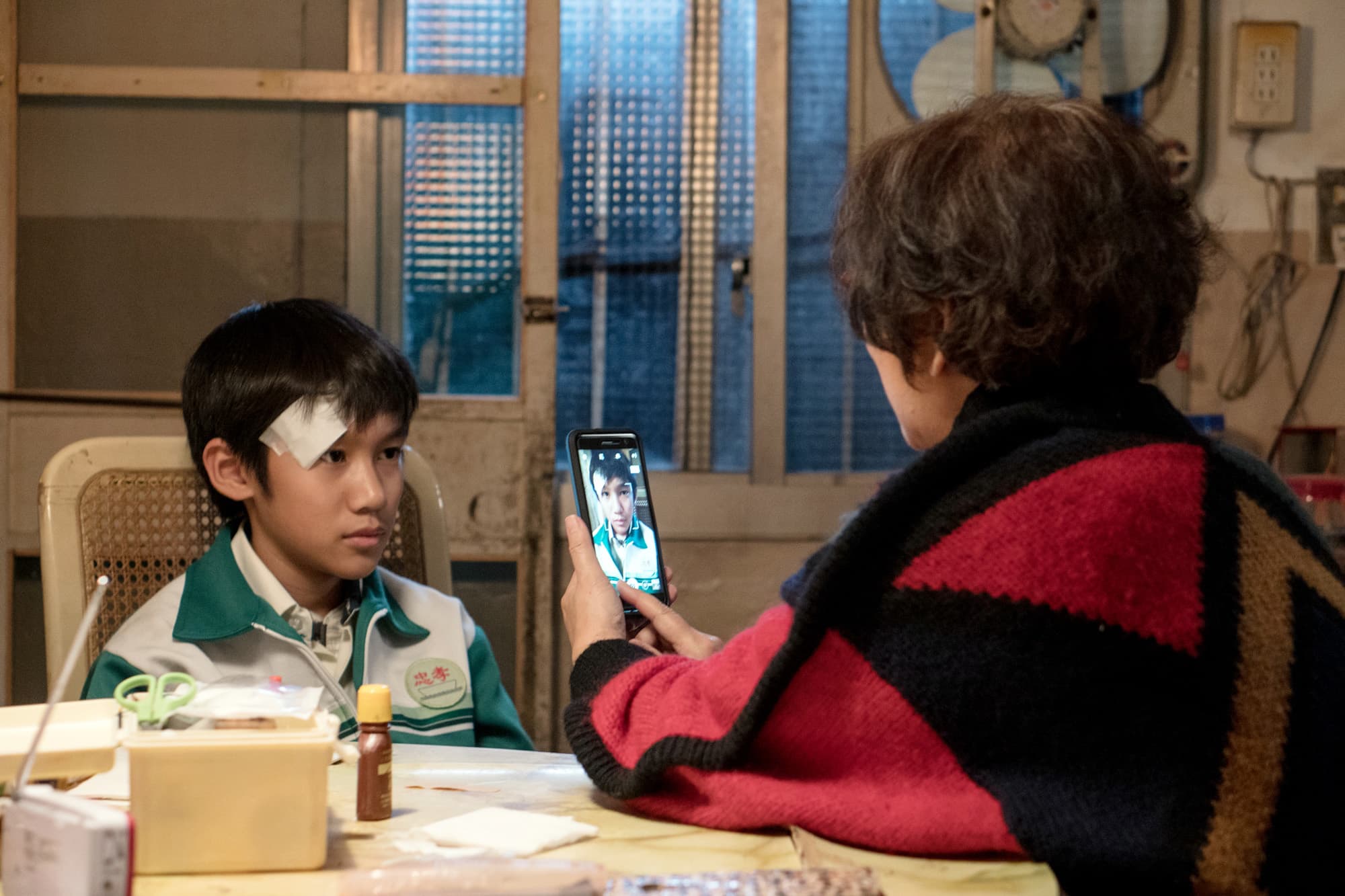 鮑起靜演出的莉莉奶奶跟小男孩生生在電影中,對生命各自有不同的暗示。(華映提供)
