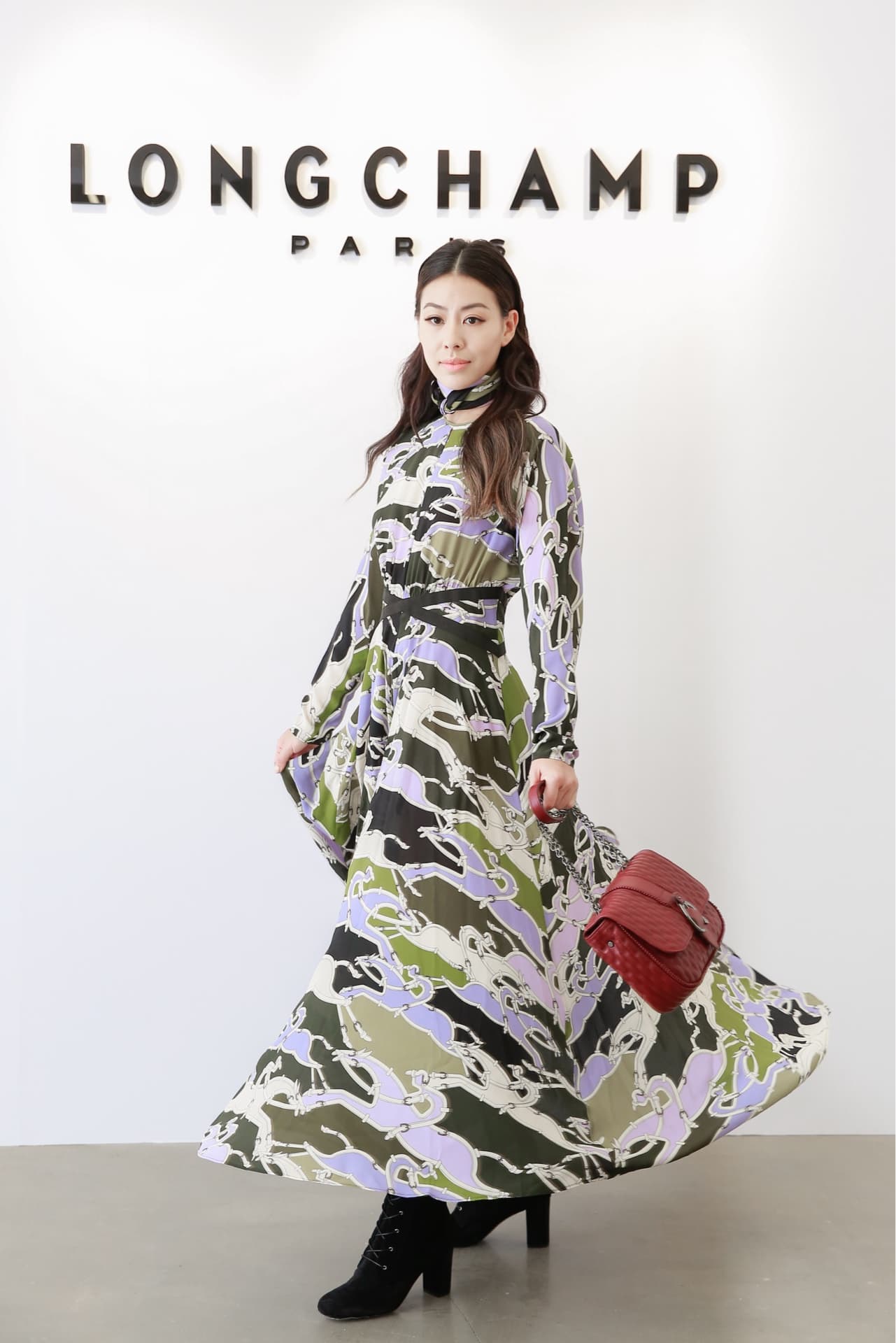 蔡詩芸透露自己喜愛穿著洋裝,奔馬圖騰真絲卡其色長洋裝,NT44,700;Amazone Matelassé 系列肩背包,NT$31,100。