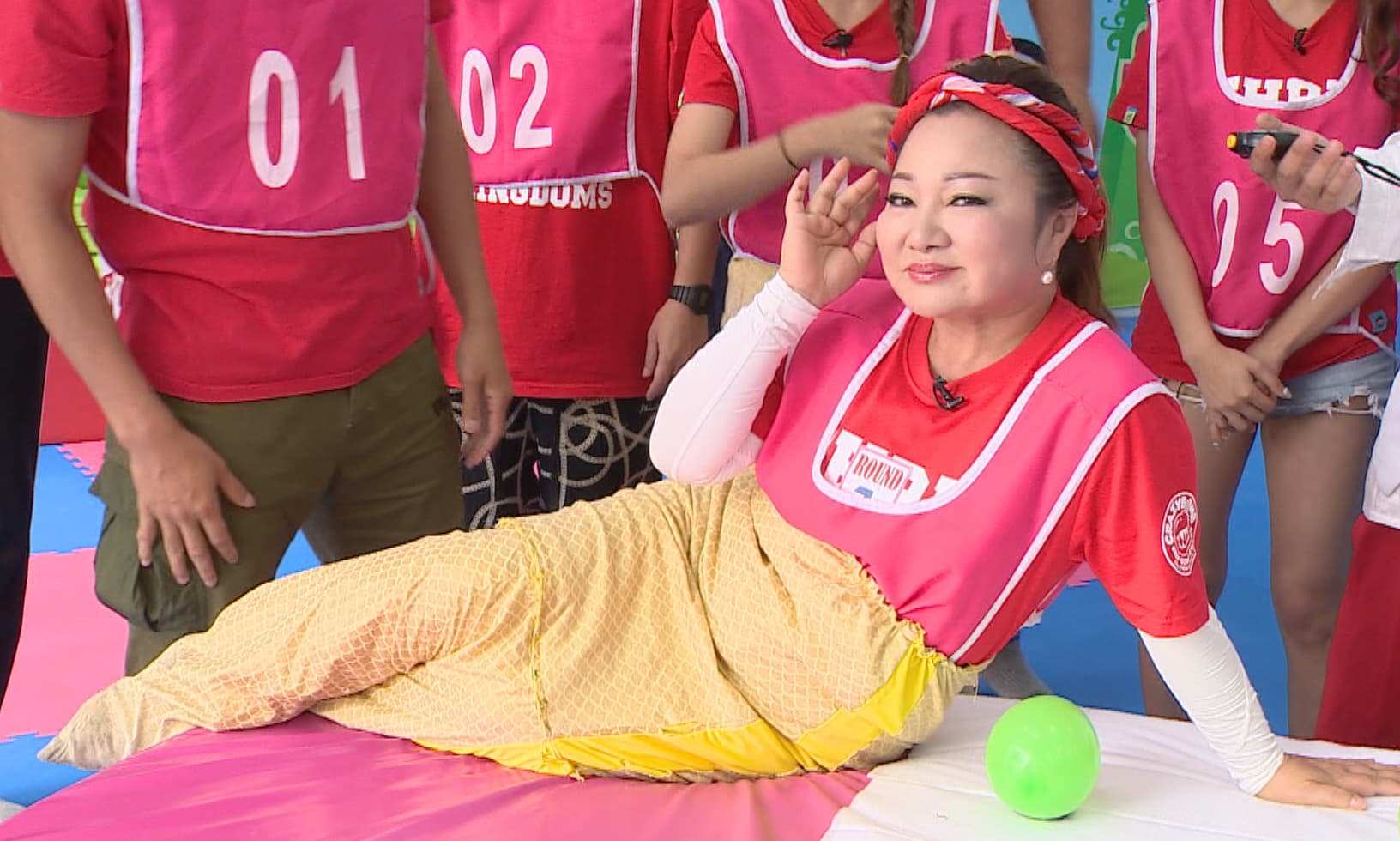 白冰冰扮成美人魚,被張立東笑像是錦鯉,她自己也笑到流淚。(台視提供)