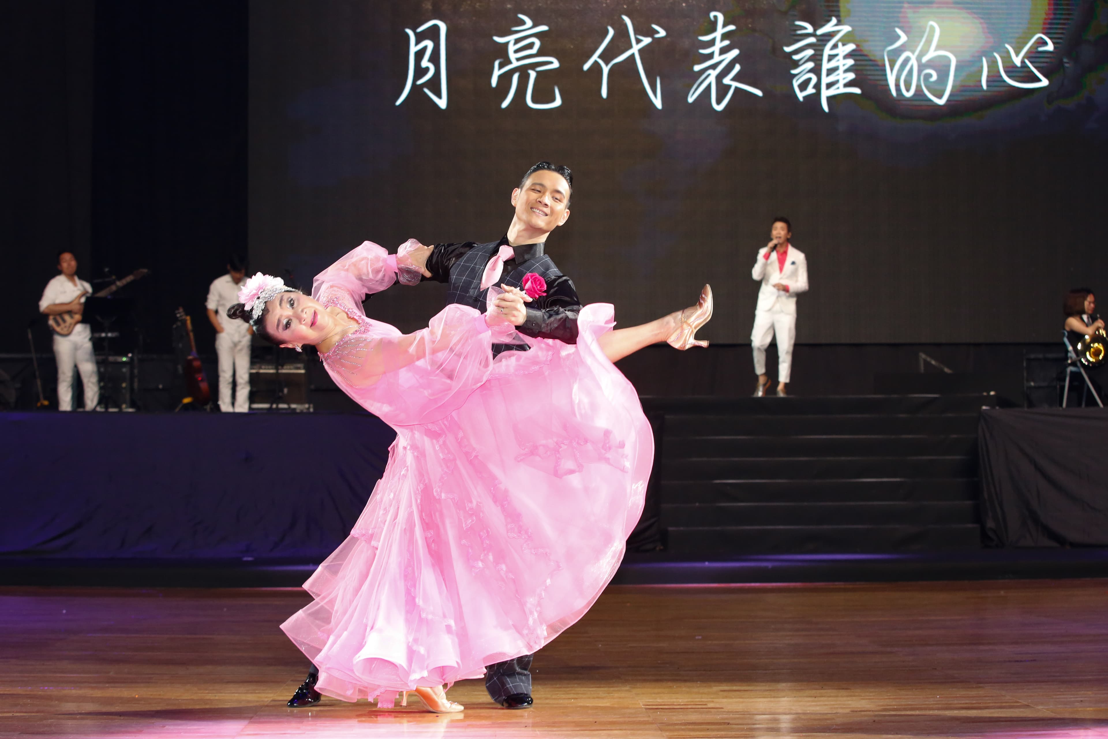 為了這次的中場演出,陶母王復蓉多次飛到香港與老師討論舞蹈的編排與練習。