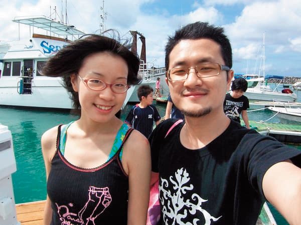 背叛小內(左)娶了「小三」周亭羽的九把刀(右),因此揹上負心漢罵名。