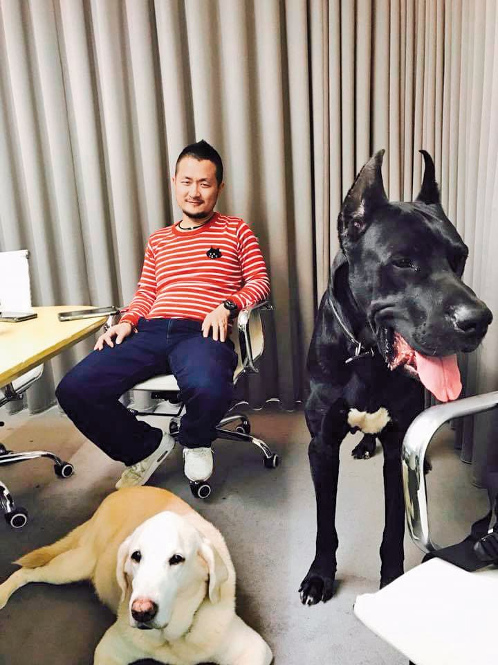 九把刀跟愛狗阿魯(左下),還有柯震東愛狗;目前九把刀還沒當爸爸,跟周亭羽及愛犬過著一家3口的生活。(翻攝自九把刀臉書)