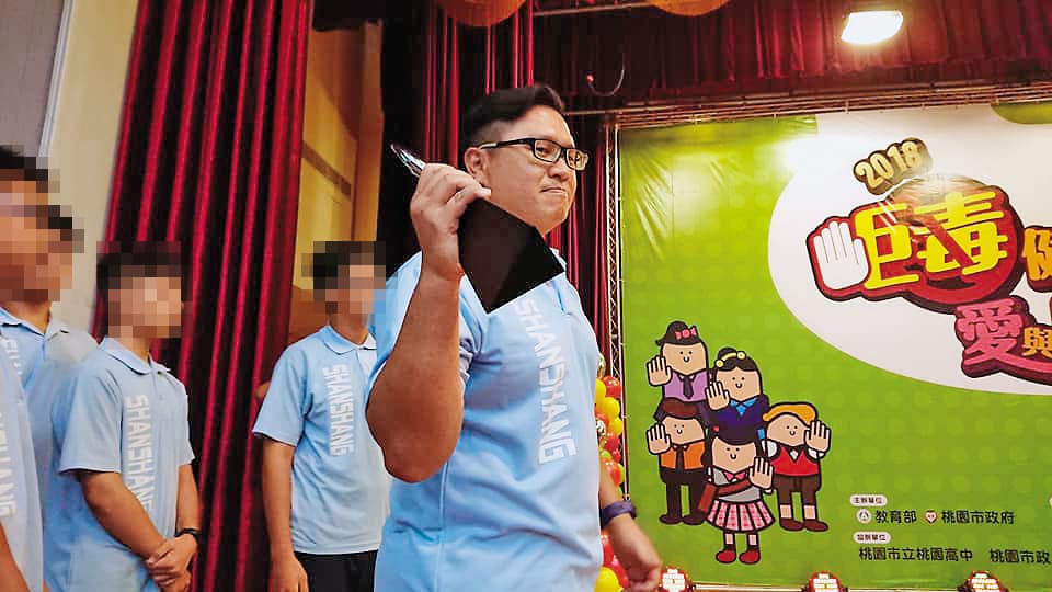 台南市山上國中日前才剛剛以微電影拿下教育部反毒微電影競賽的銀獎,教導主任江宇倫開心地拿著獎盃慶祝。(翻攝自江宇倫臉書)