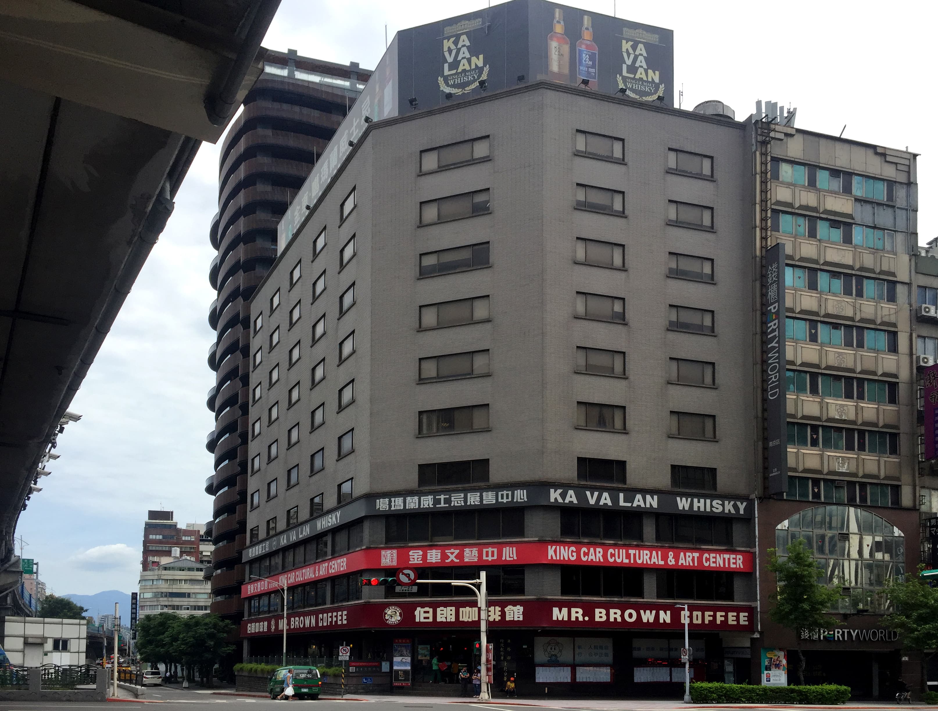 金車集團大家長李添財投資房地產眼光獨到，4成店面皆為自有，養出A咖黃金店面。