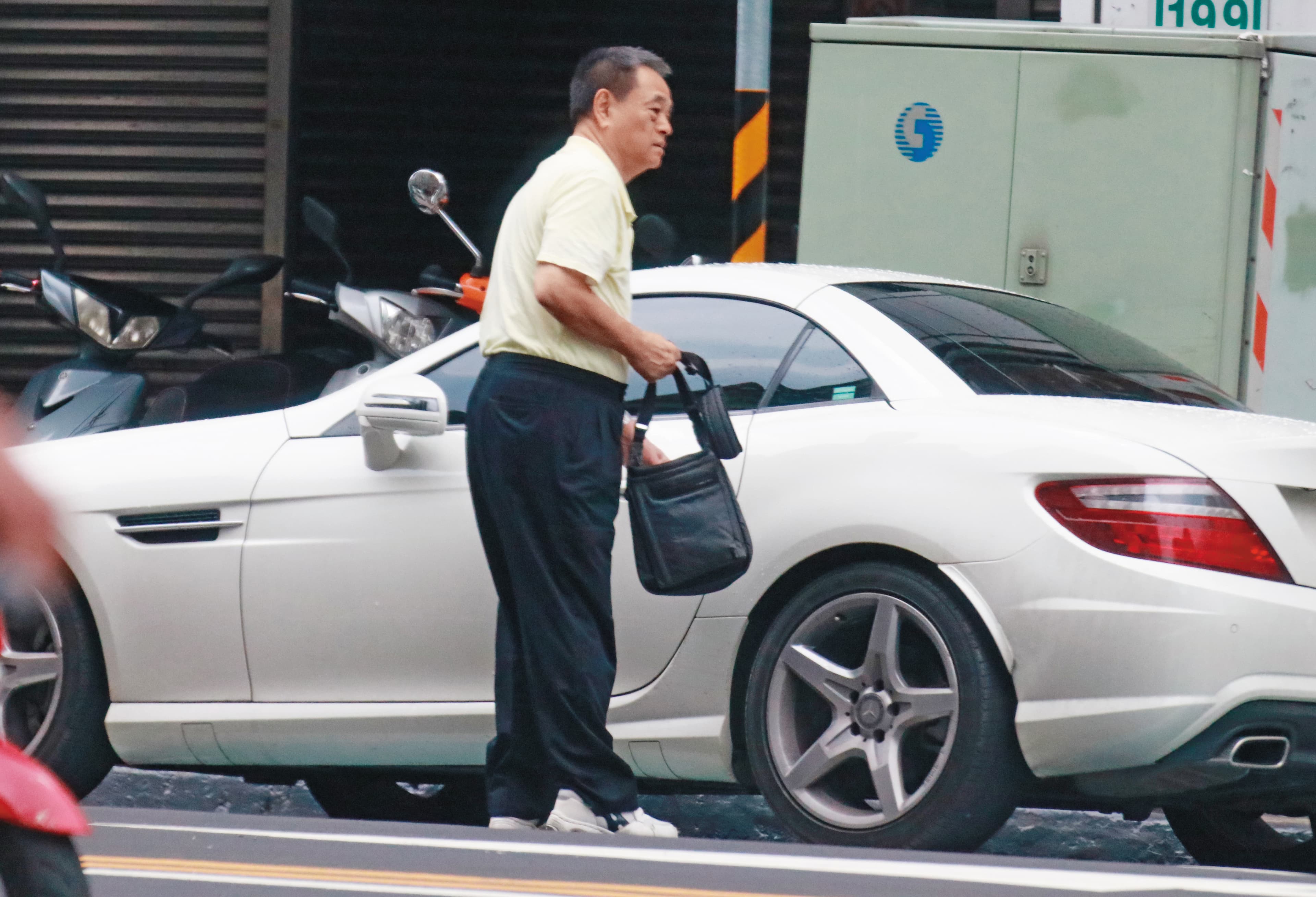 7月7日下午,王正立從台北市天母住家開著賓士雙門跑車,到新北市新店一棟大廈,待了2個多小時。