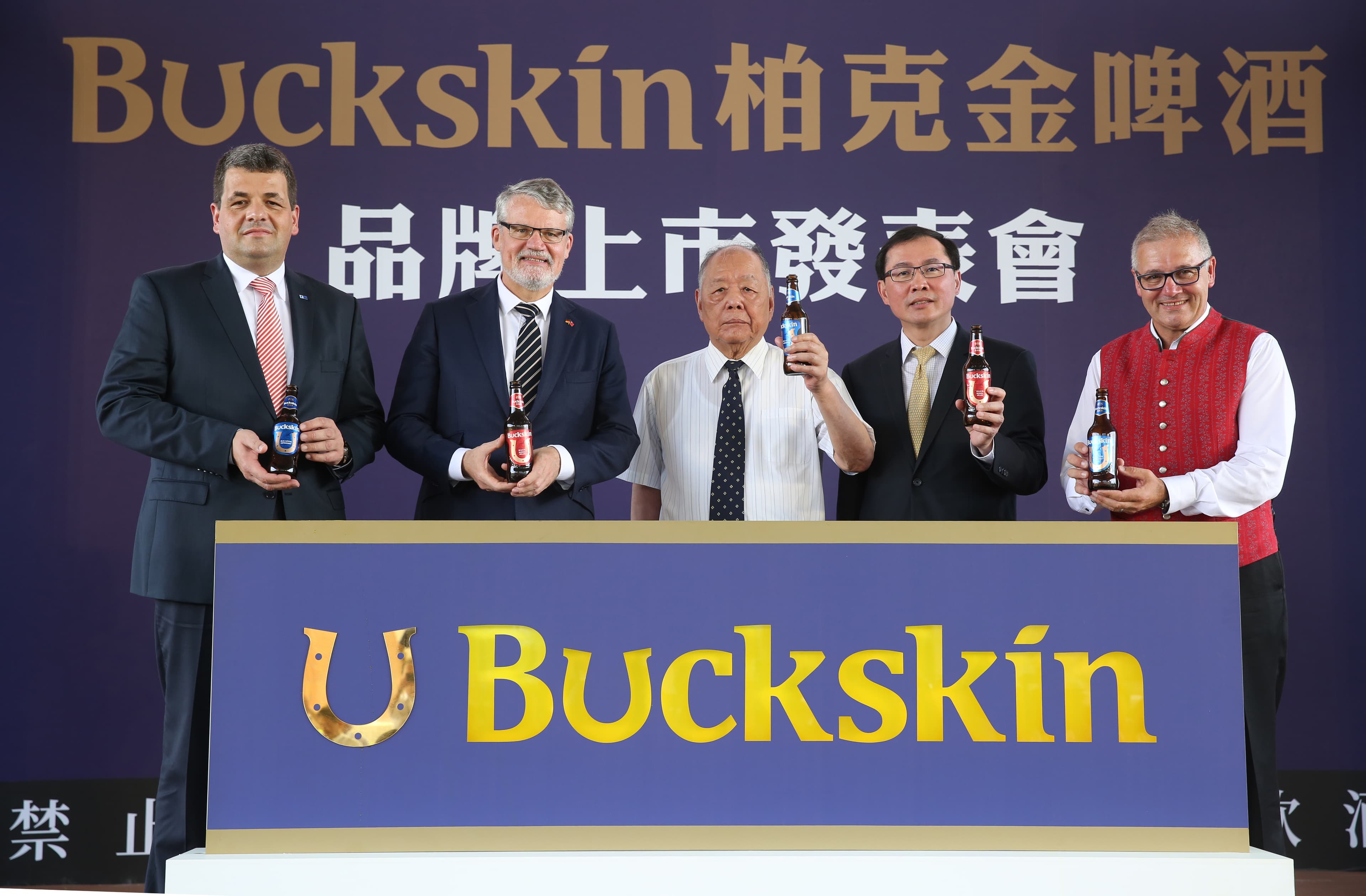 李添財(中)、李玉鼎(右)父子聯手，在今夏切入啤酒市場，推出正宗德式柏克金啤酒。