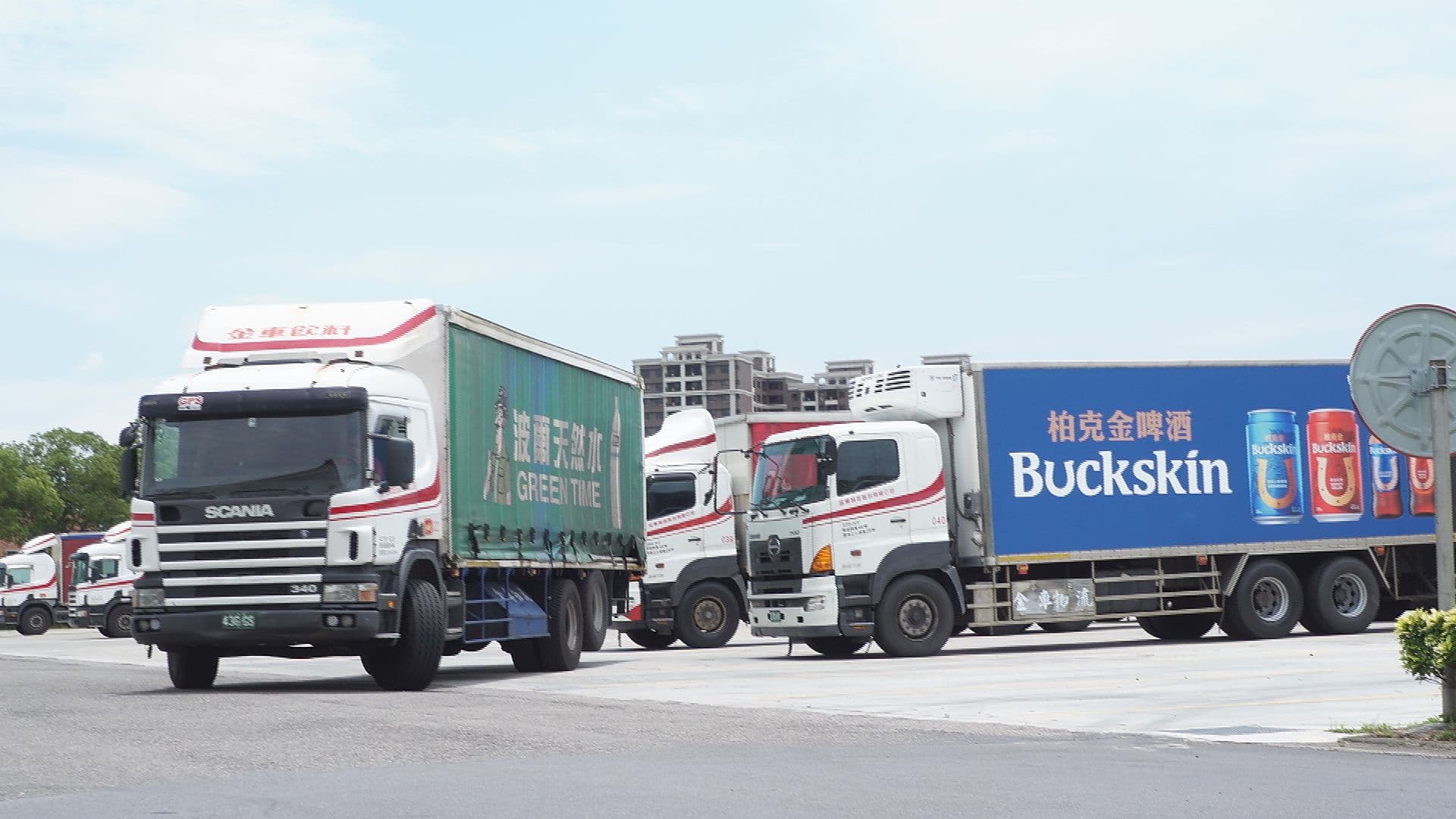 金車中壢廠是集團咖啡、飲料、啤酒生產重鎮,運輸車忙碌將商品配送到各指定通路。