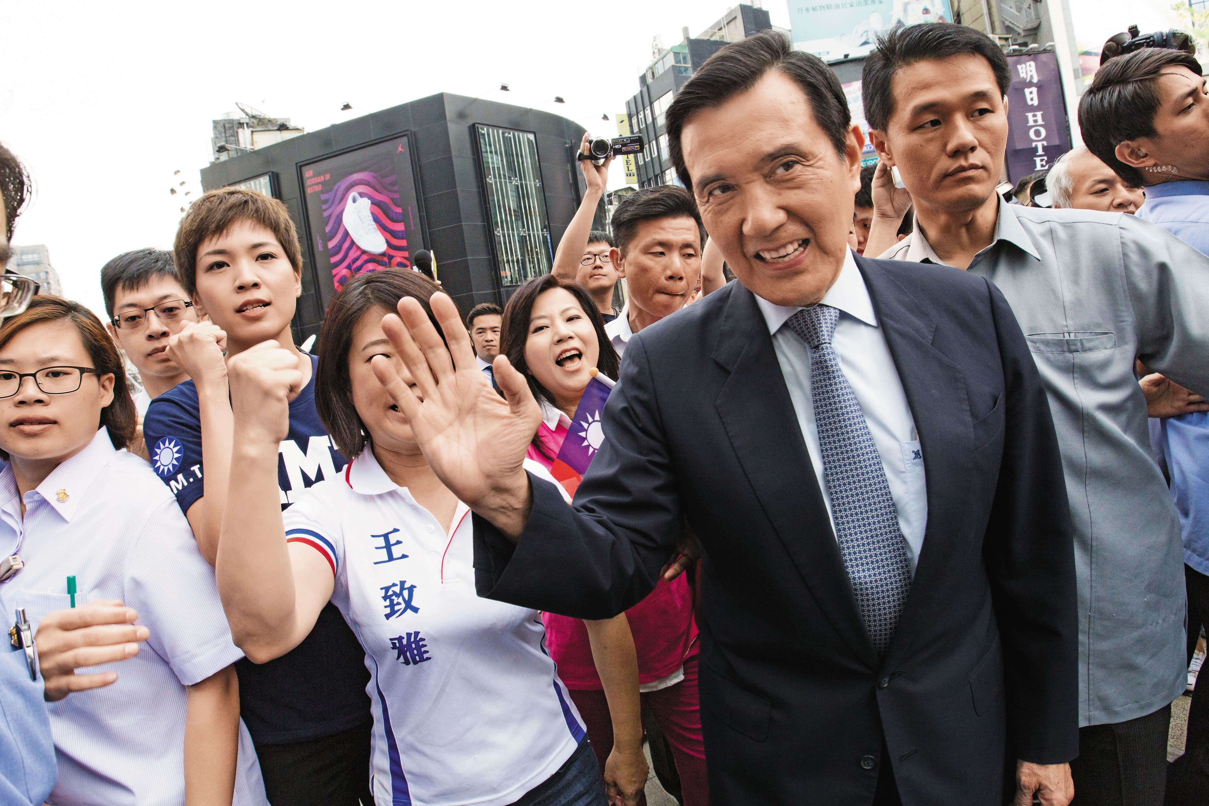 馬英九繼教唆前總長黃世銘洩密案遭高院判刑4個月後,北檢認定他涉及賤賣黨產再起訴,形勢更加險峻。